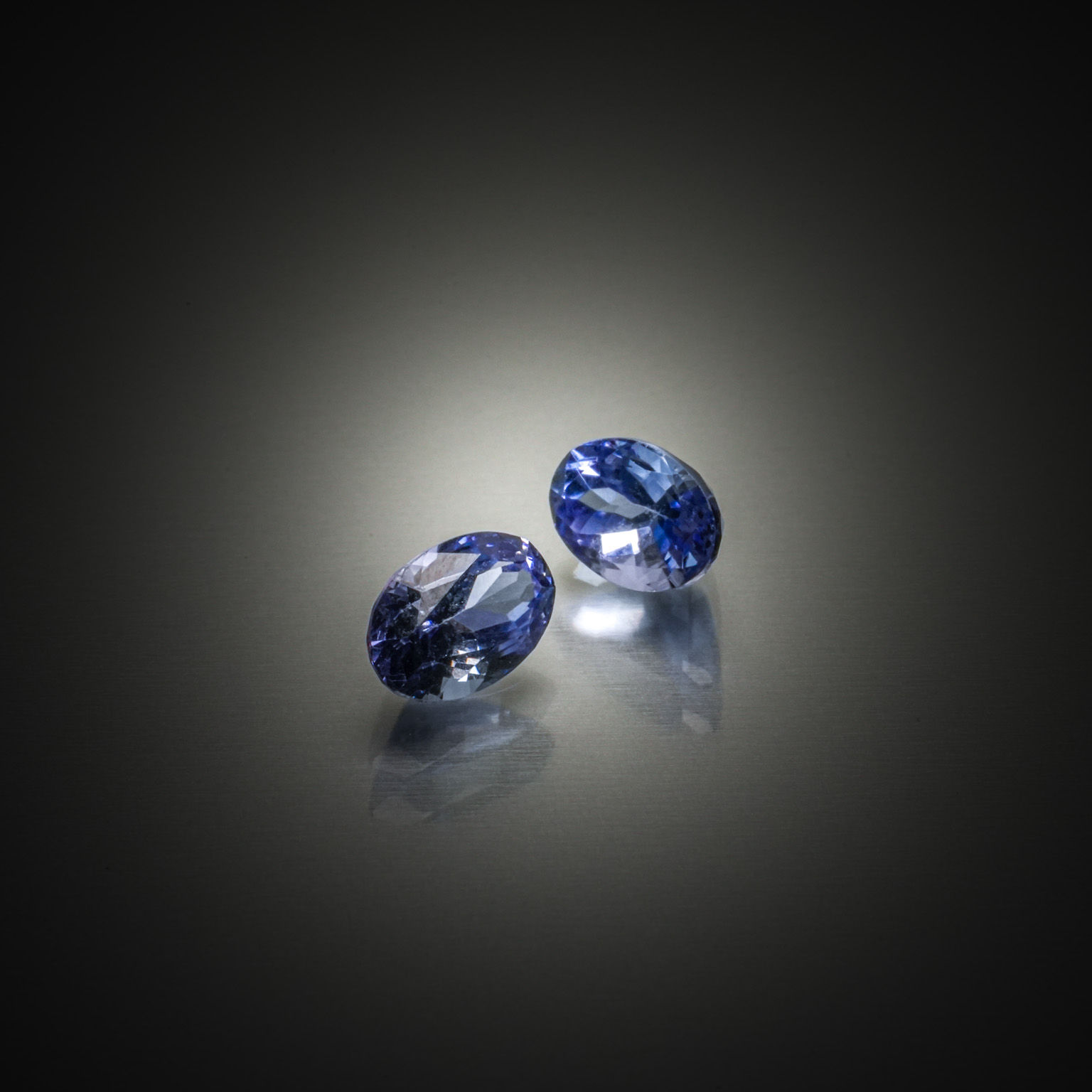 Rubis ovale sur papier. - Lazuli