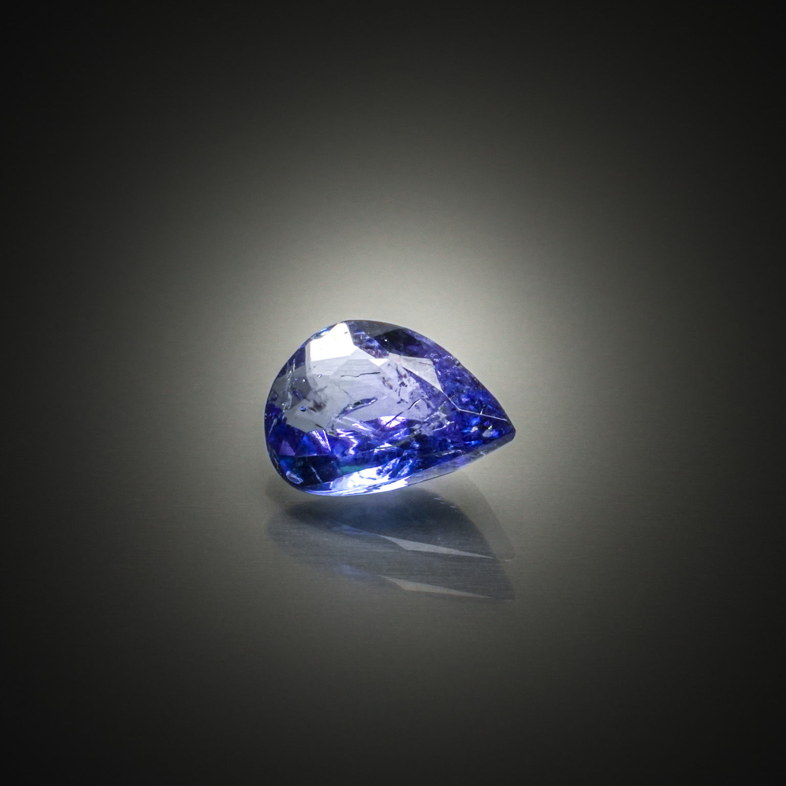 Rubis ovale sur papier. - Lazuli