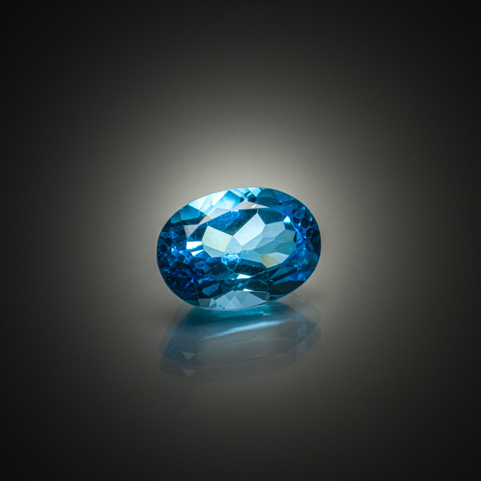 Améthyste poire facettée sur papier. - Lazuli