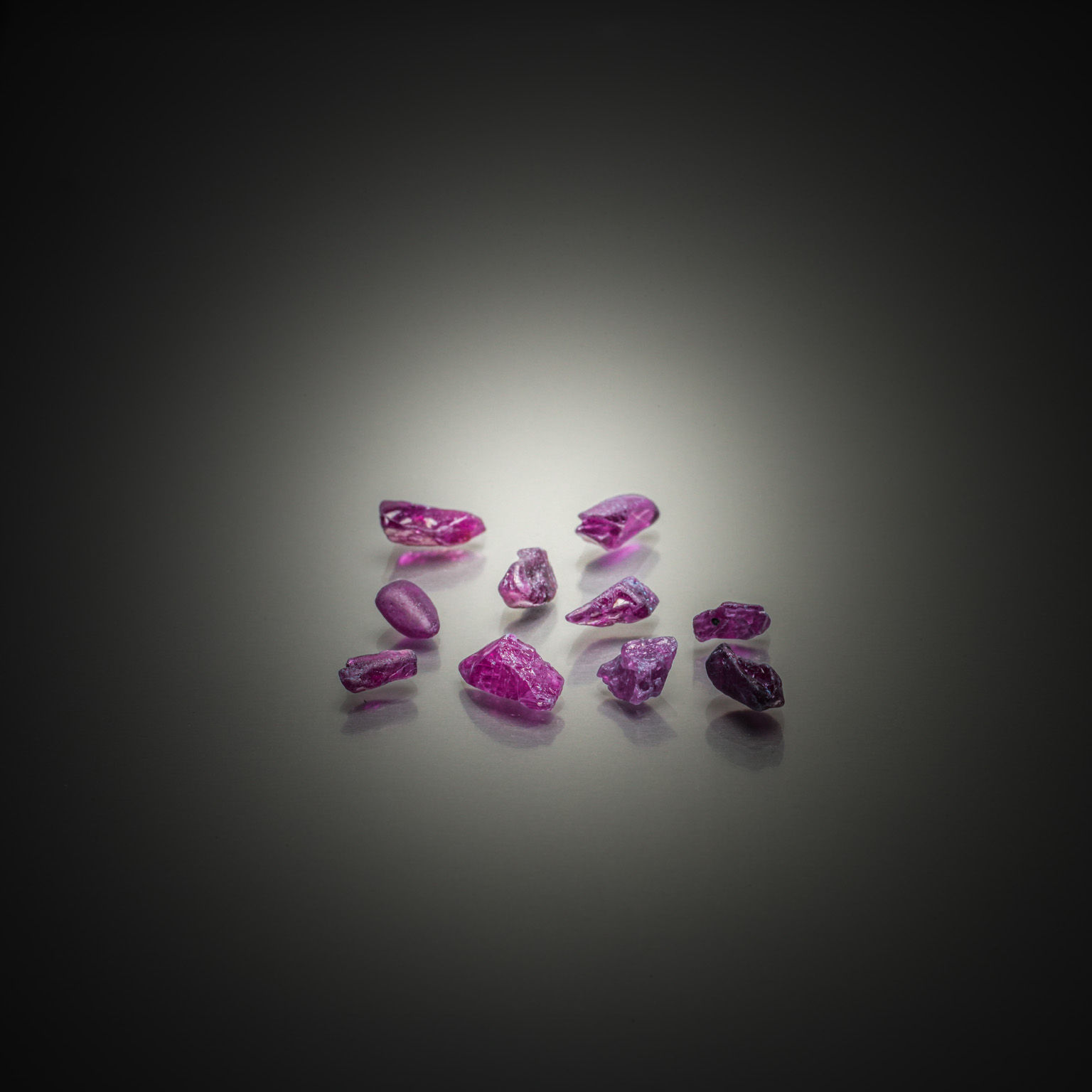 Tourmaline bicolore rectangulaire à pans coupés sur papier. - Lazuli