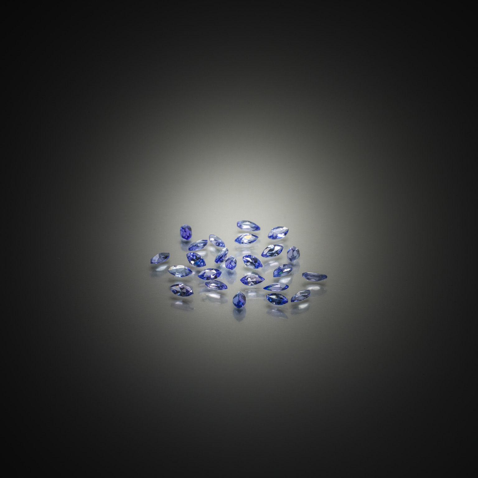 Lot de tanzanites marquises sur papier. - Lazuli