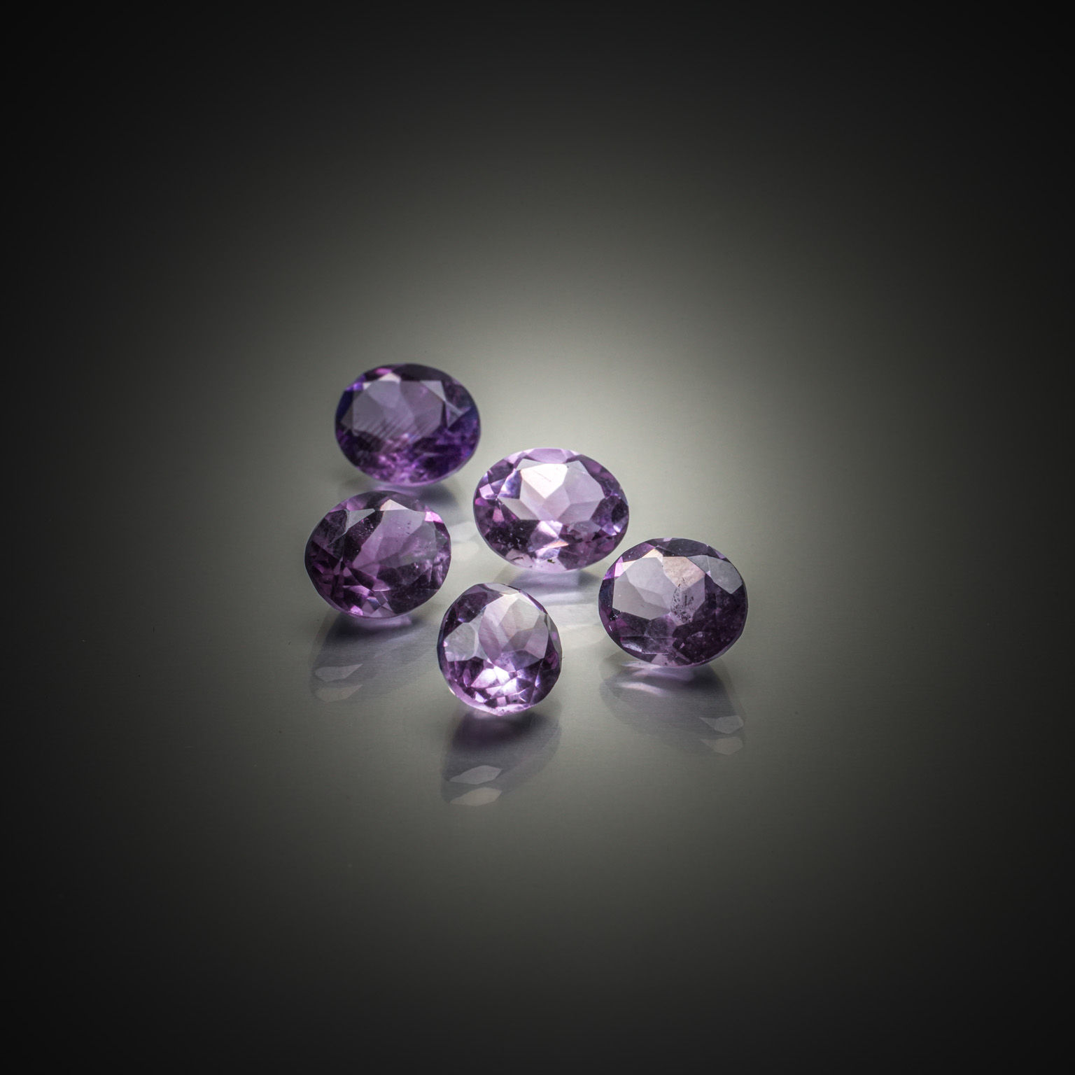 Grenat violet/rose rhodolite poire sur papier. - Lazuli