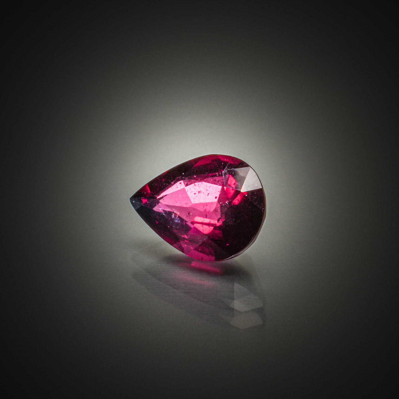 Grenat violet/rose rhodolite poire sur papier. - Lazuli