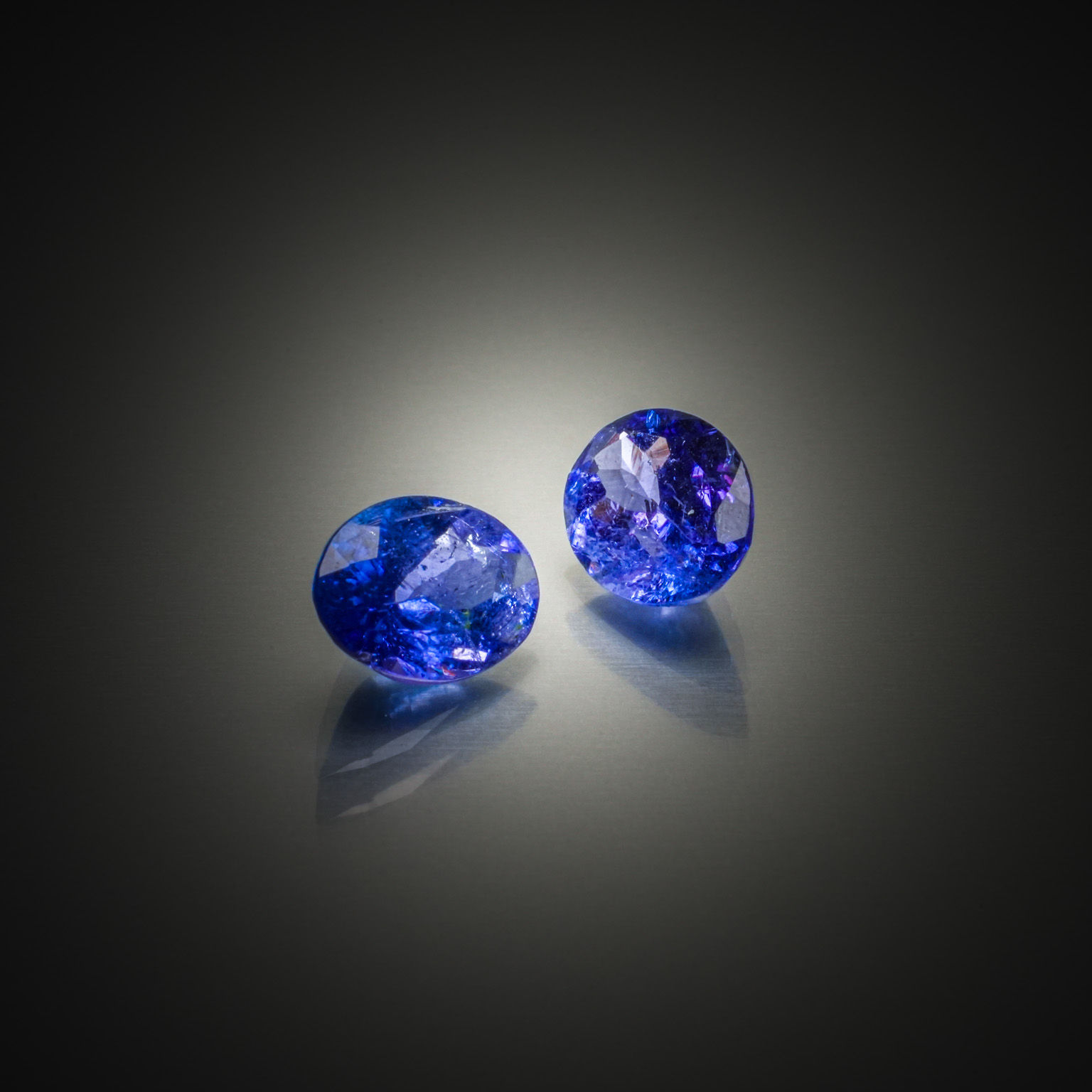 Appairage d&rsquo;opales ovales cabochons sur papier. - Lazuli