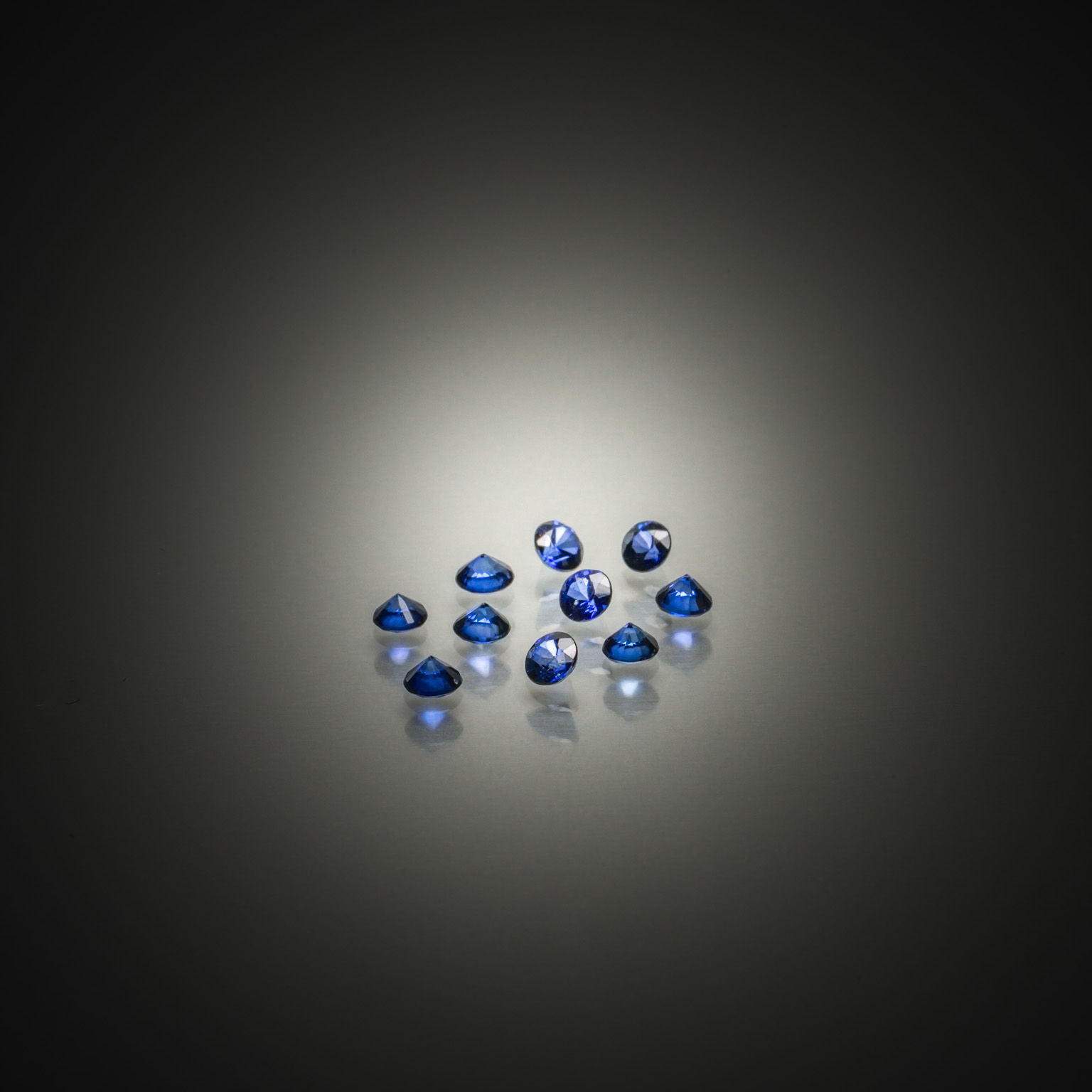 Zircon bleu ovale sur papier. - Lazuli