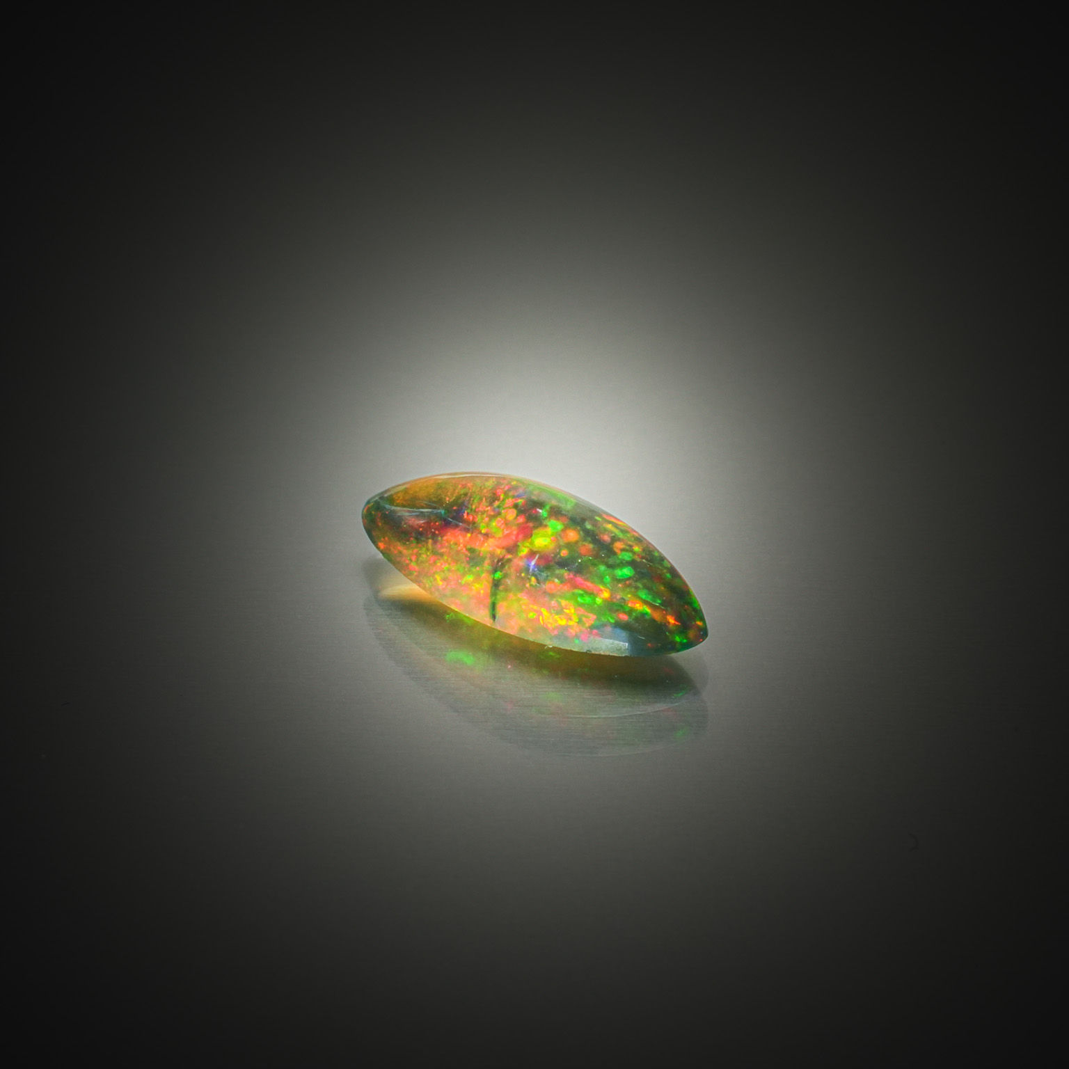 Rubis ébauché ovale sur papier. - Lazuli