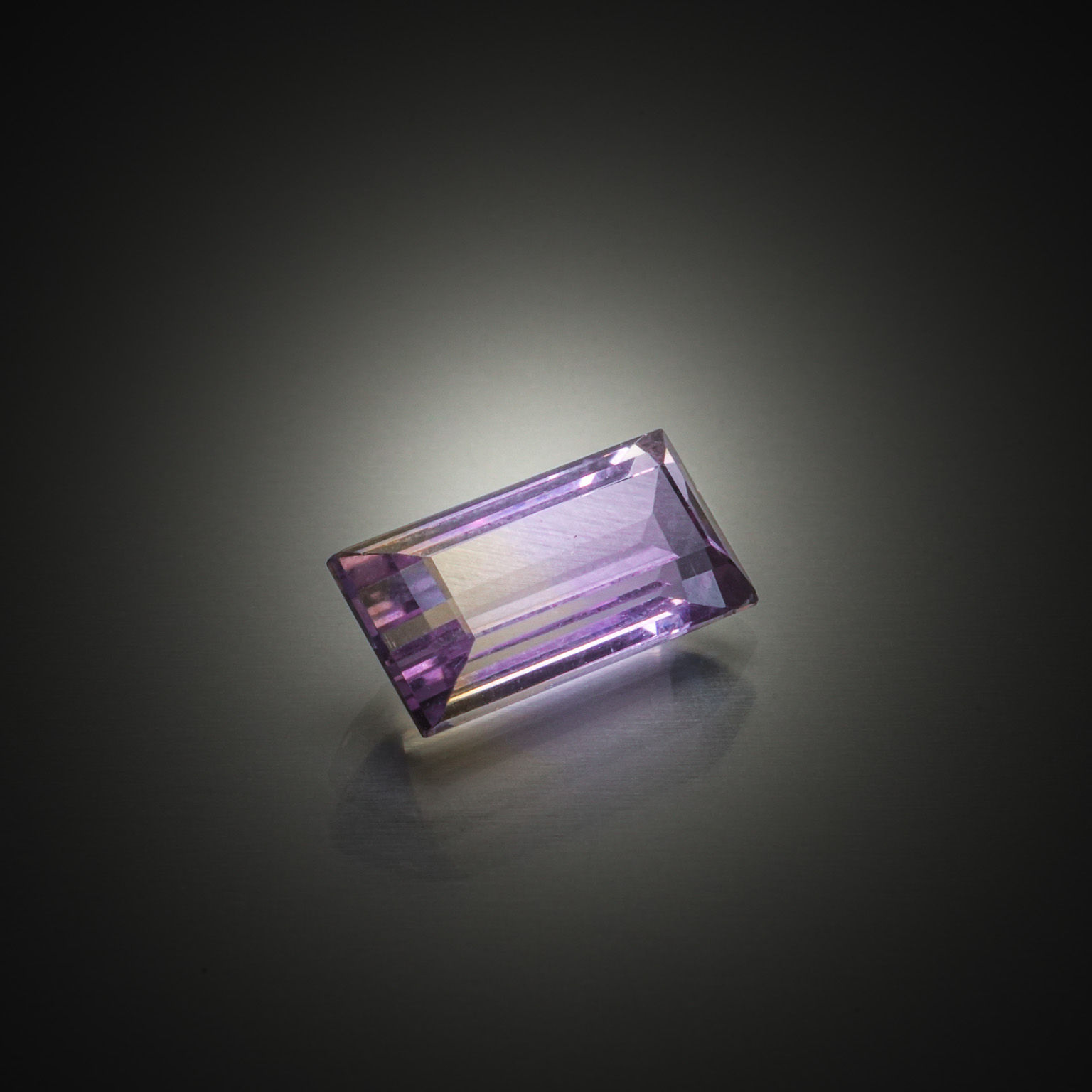 Grenat violet/rose rhodolite poire sur papier. - Lazuli