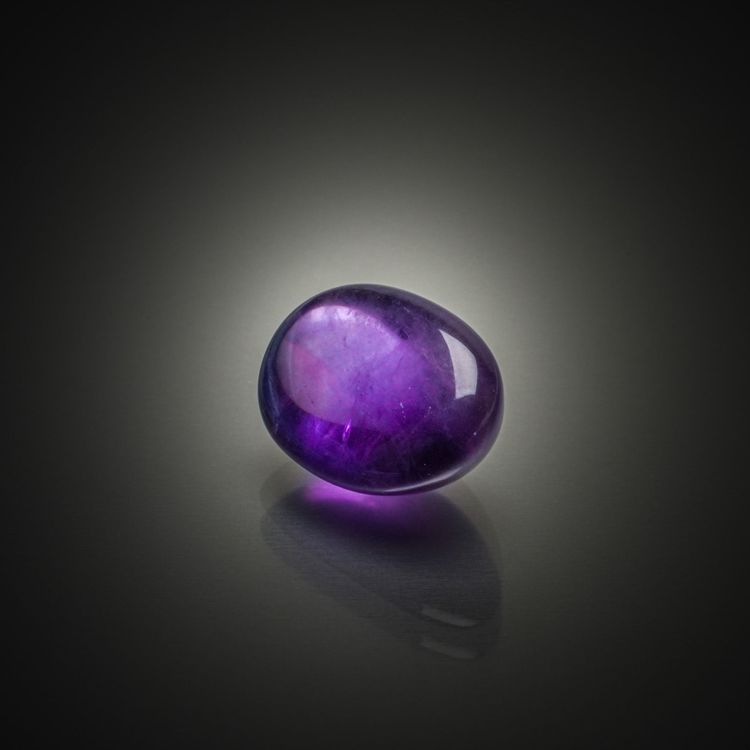 Grenat violet rhodolite coussin sur papier. - Lazuli