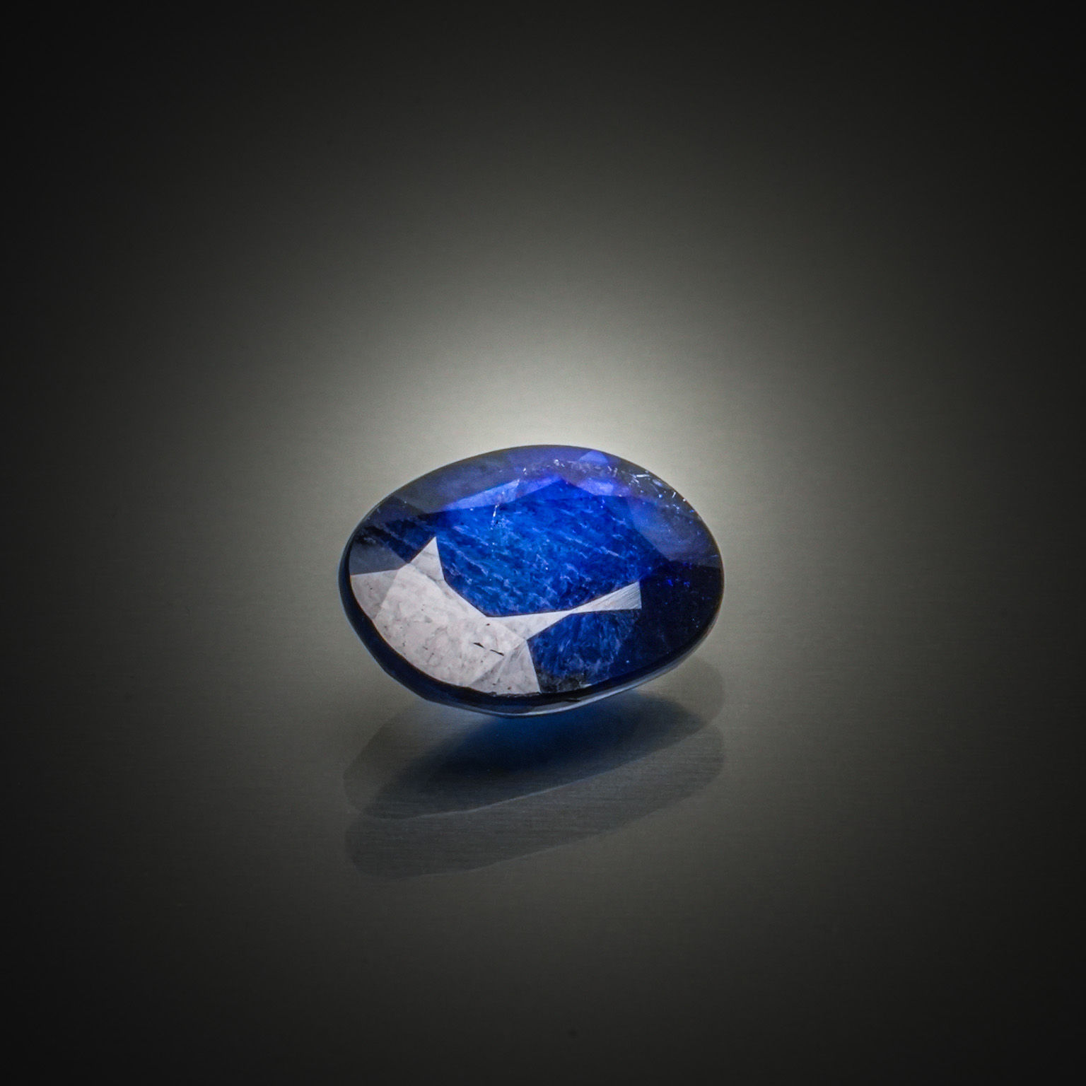 Saphir ovale sur papier. - Lazuli
