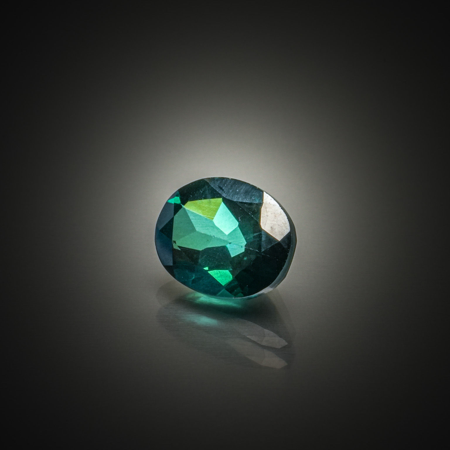 Appairage de tanzanites poires sur papier. - Lazuli