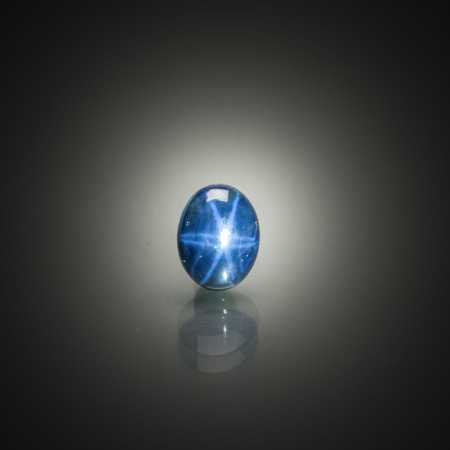 Lot de vingt saphirs blancs ronds sur papier. - Lazuli