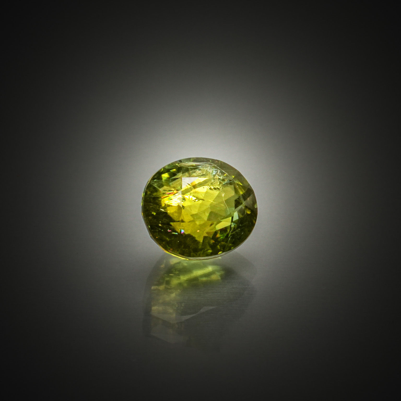 Lot de deux quartz jaunes rond et poire sur papier. - Lazuli