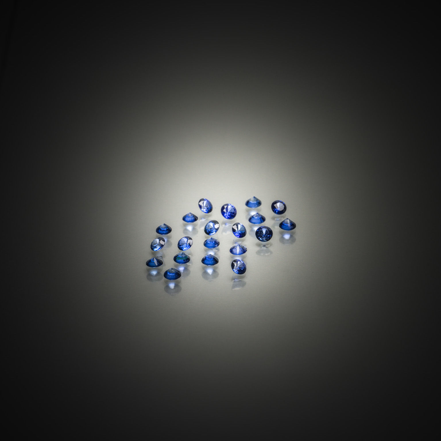 Lot de spinelles bleus cobalt bruts sur papier. - Lazuli