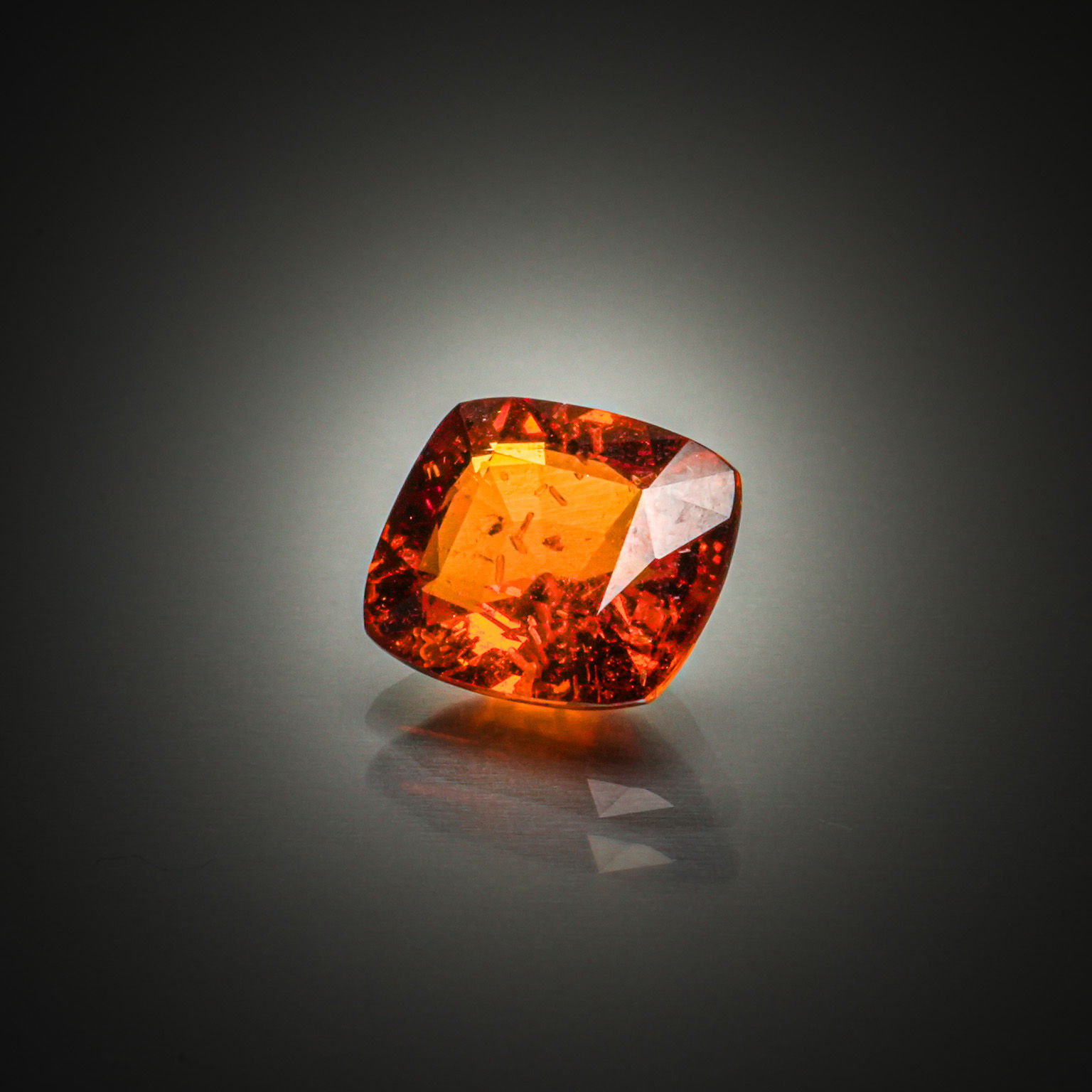Grenat orange hessonite coussin sur papier. - Lazuli