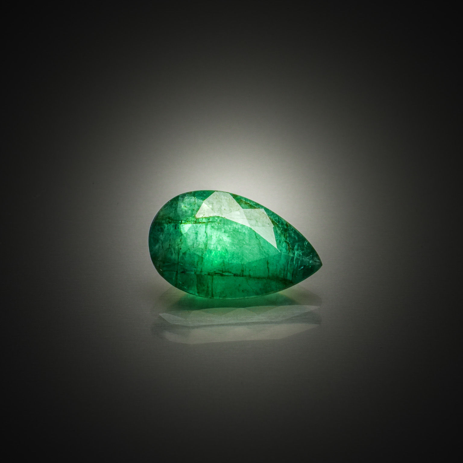 Appairage de tanzanites poires sur papier. - Lazuli