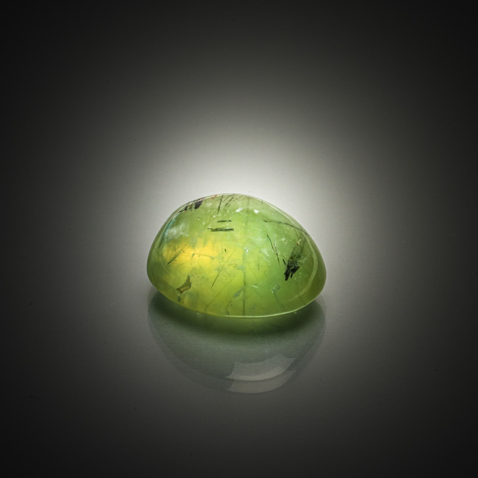 Prehnite ovale cabochon sur papier. - Lazuli
