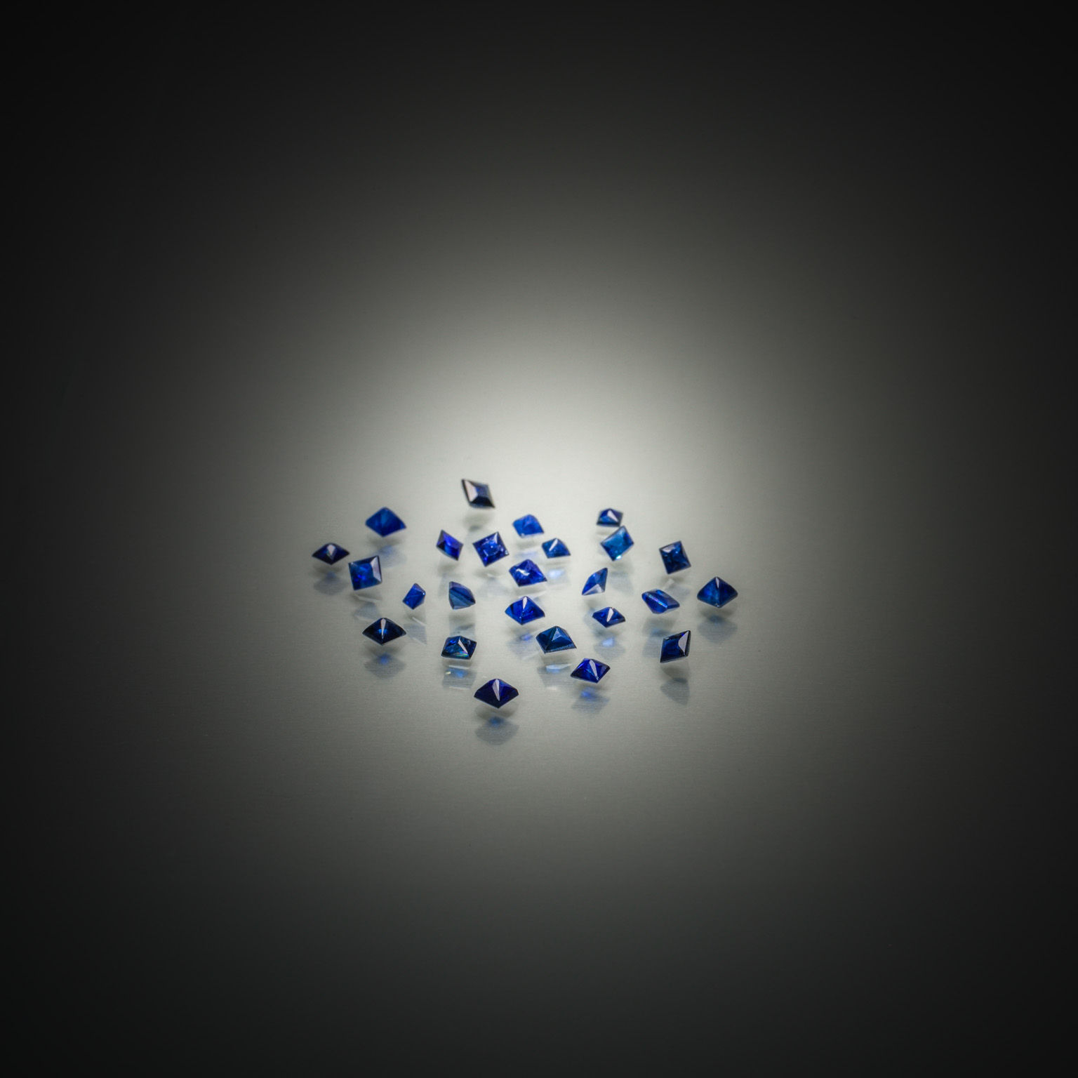 Topaze bleue facettée sur papier. - Lazuli