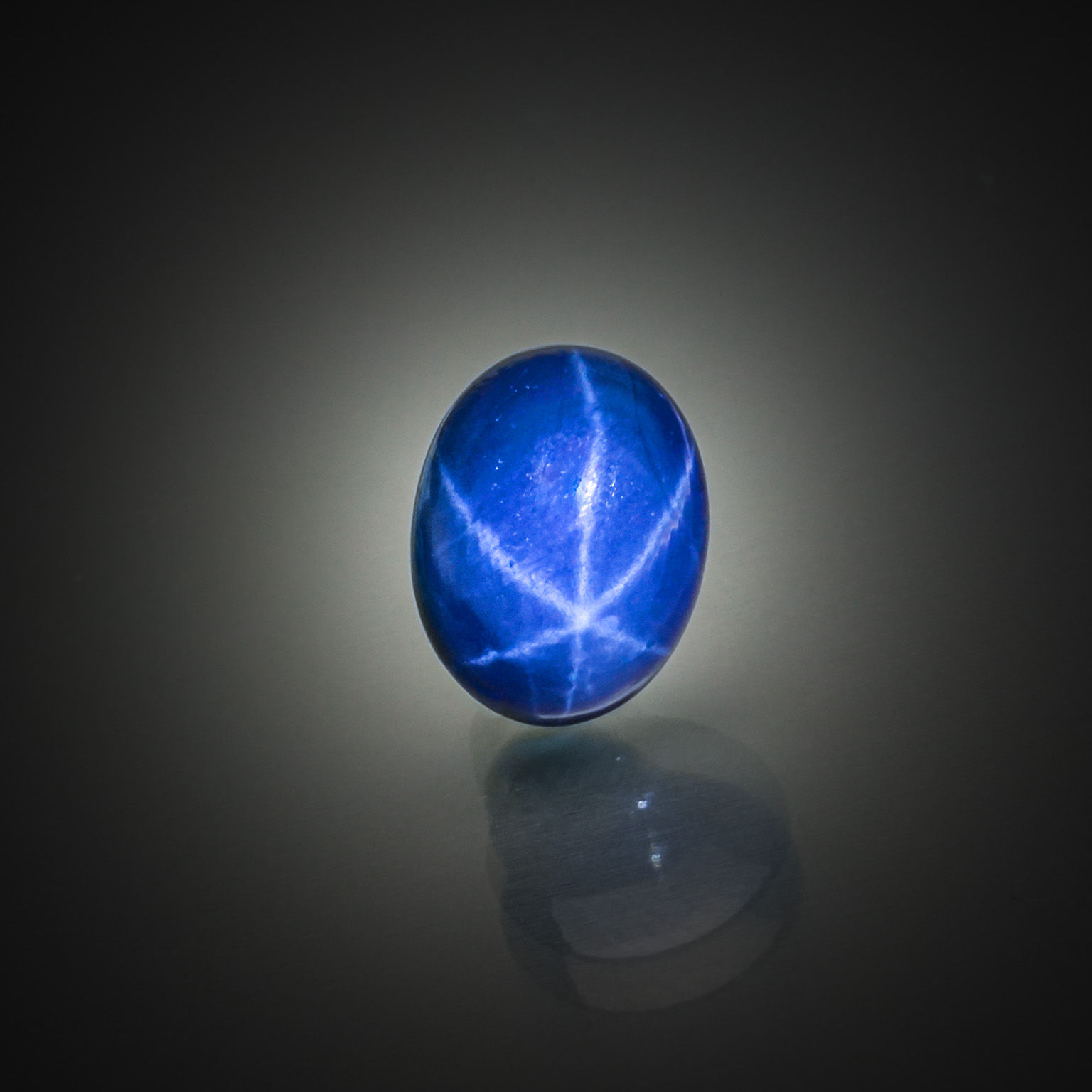 Quartz rutilé dit « cheveux de Vénus » cabochon poire sur papier. - Lazuli