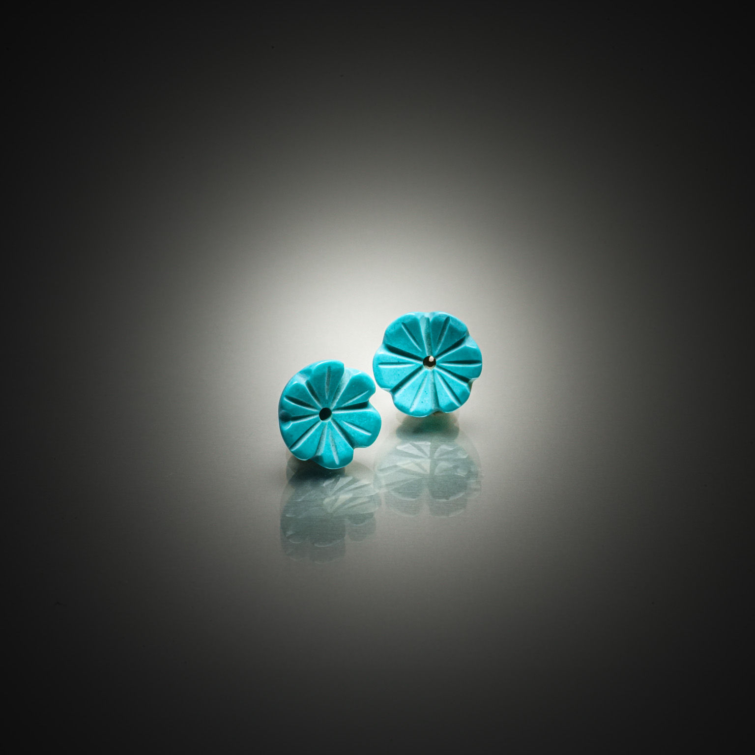 Appairage de turquoises en forme de fleurs percées sur papier. - Lazuli