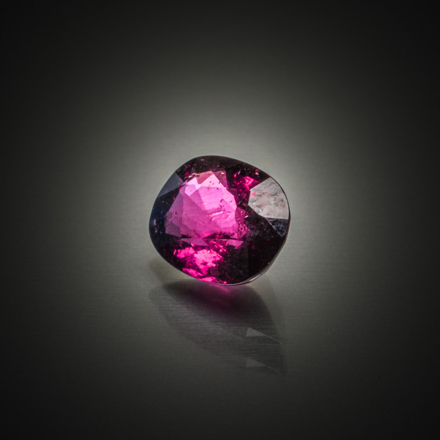 Tourmaline bicolore rectangulaire à pans coupés sur papier. - Lazuli