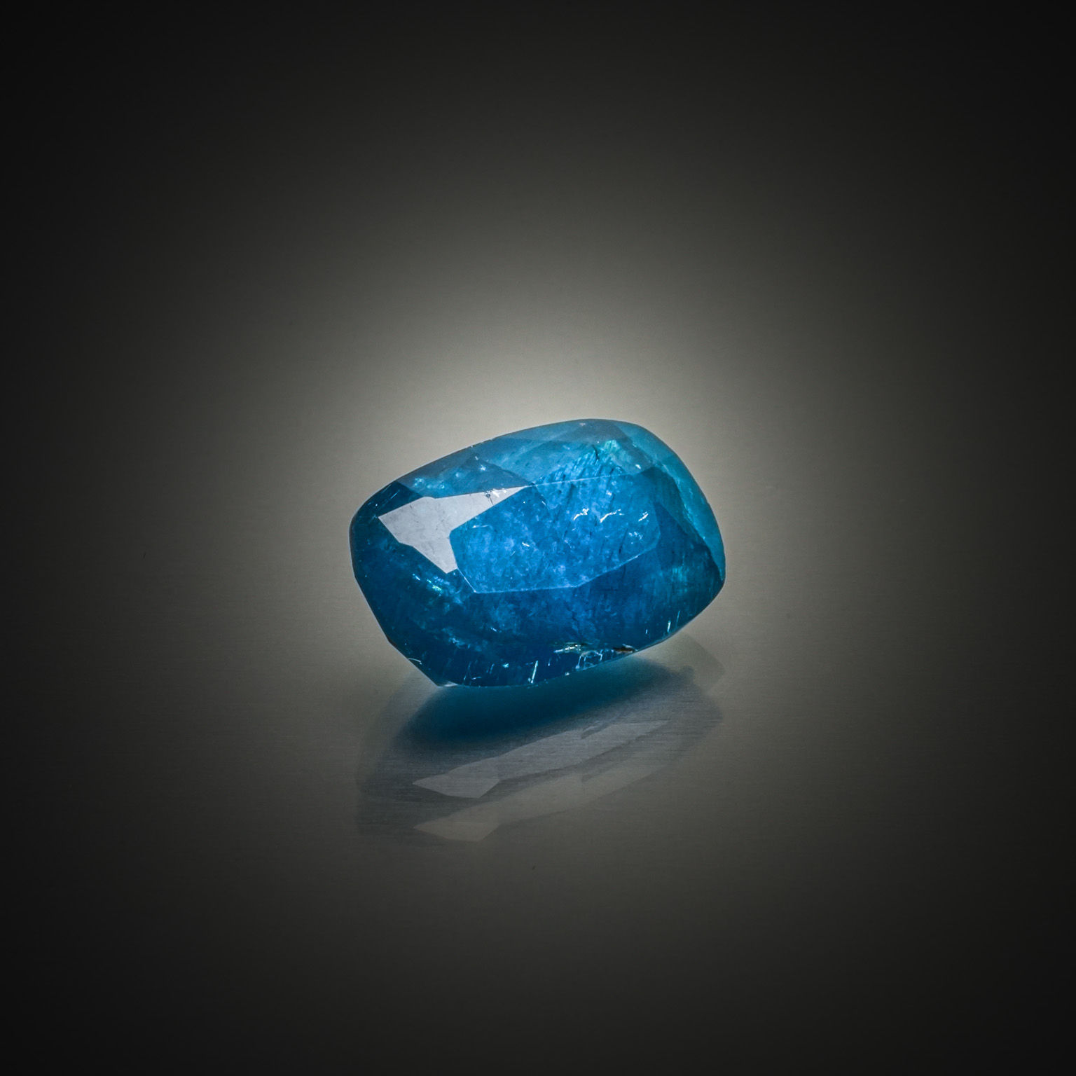 Opale boulder ovale cabochon sur papier. - Lazuli