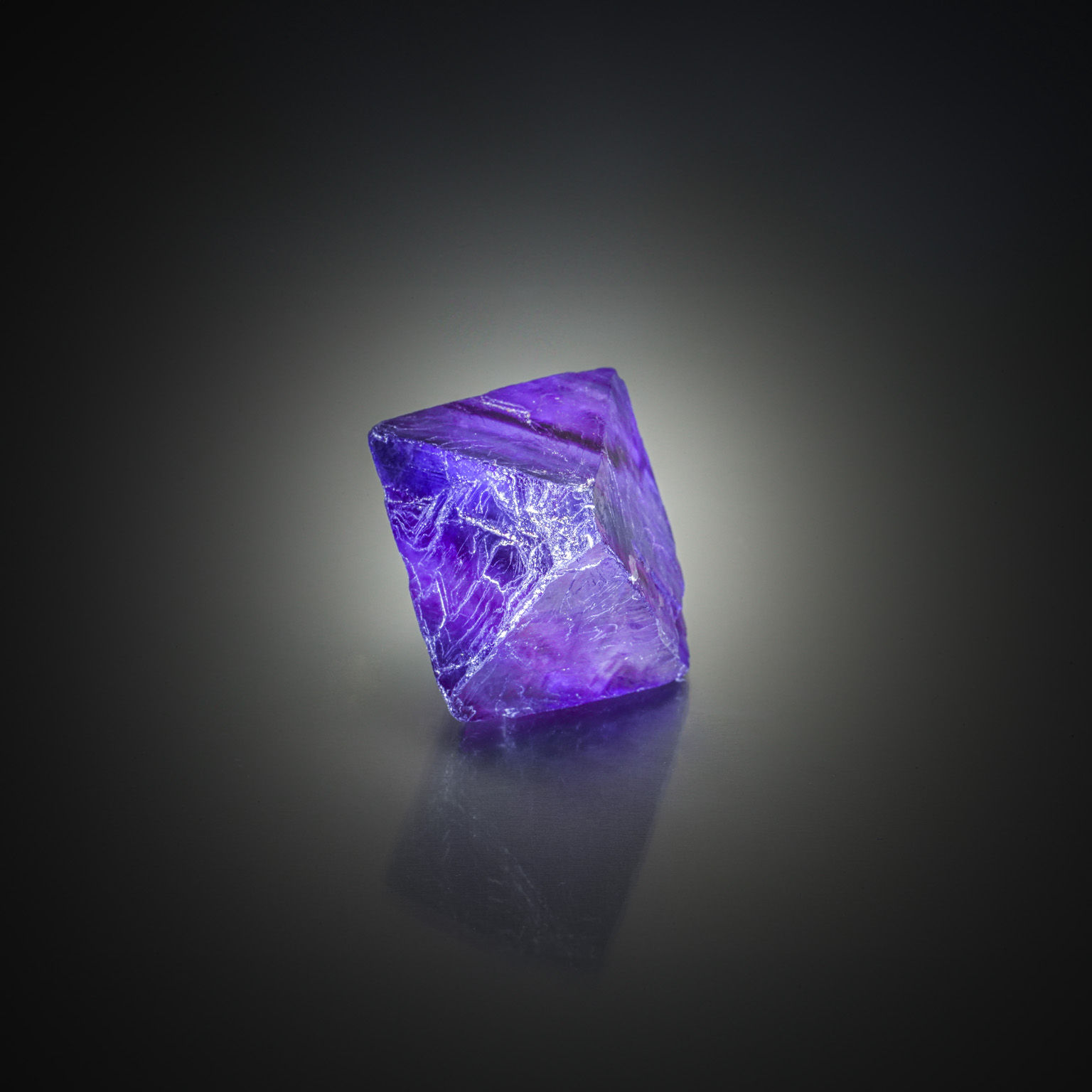 Fluorite violette brute sur papier. - Lazuli