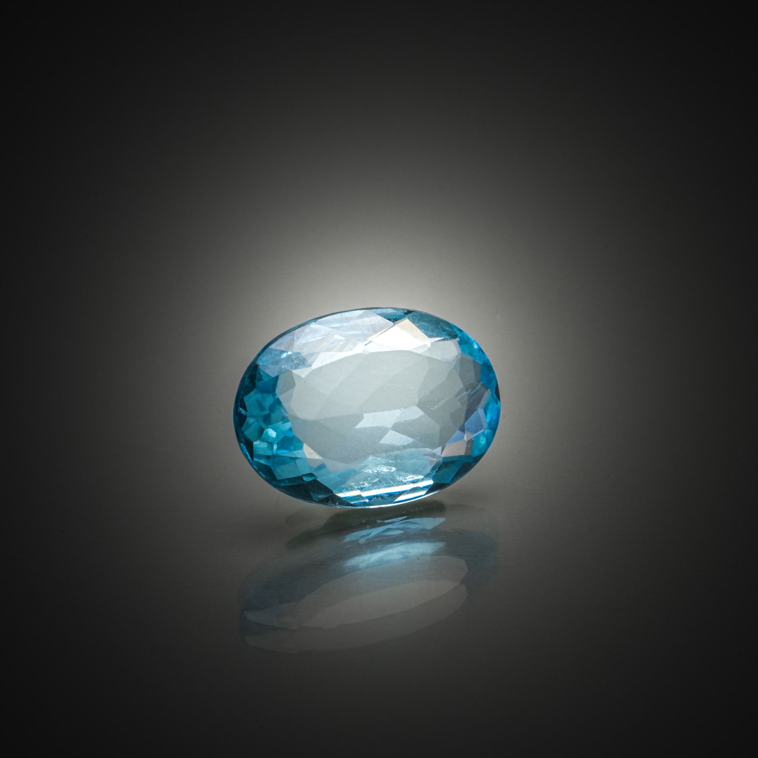 Topaze bleue ovale sur papier. - Lazuli