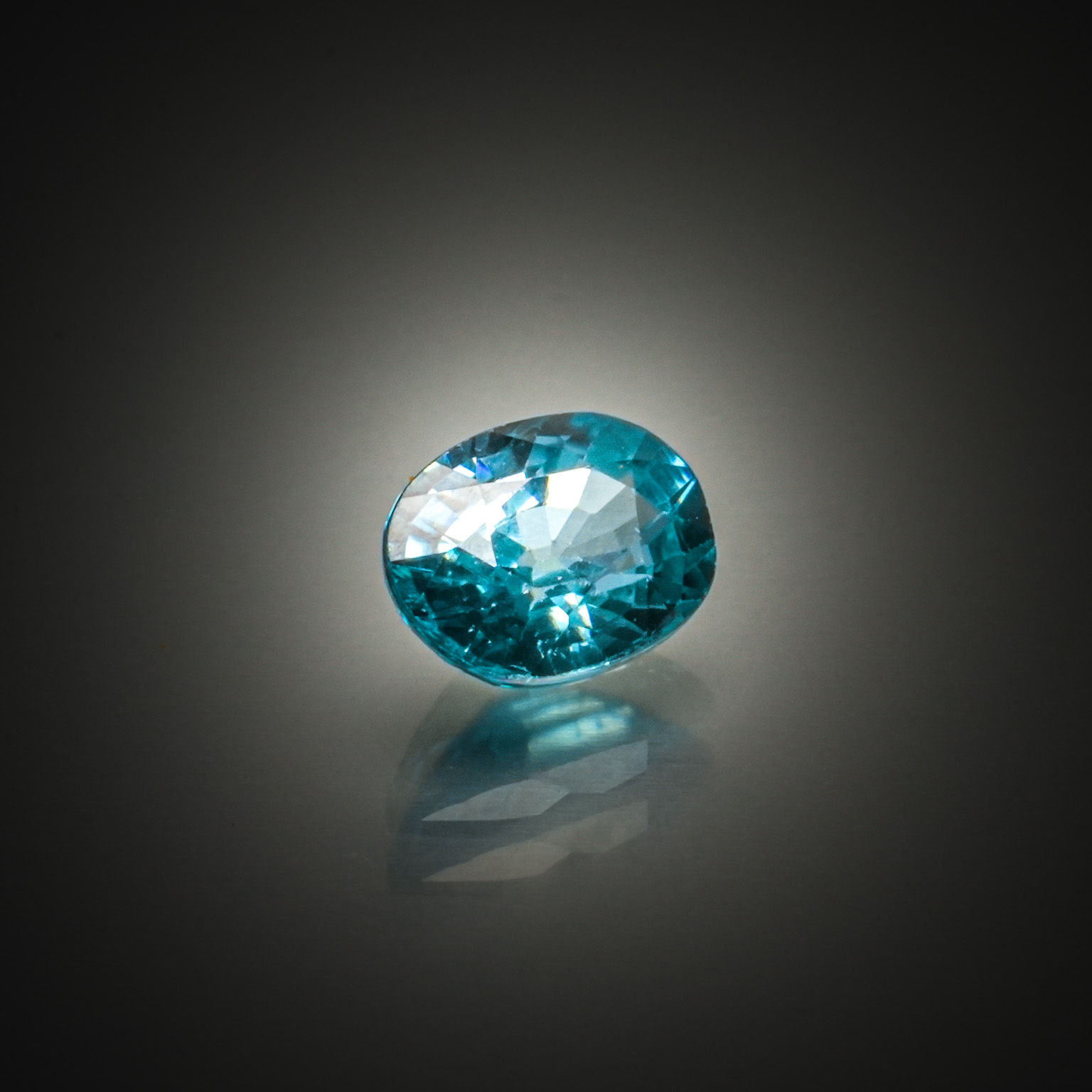 Zircon bleu ovale sur papier. - Lazuli