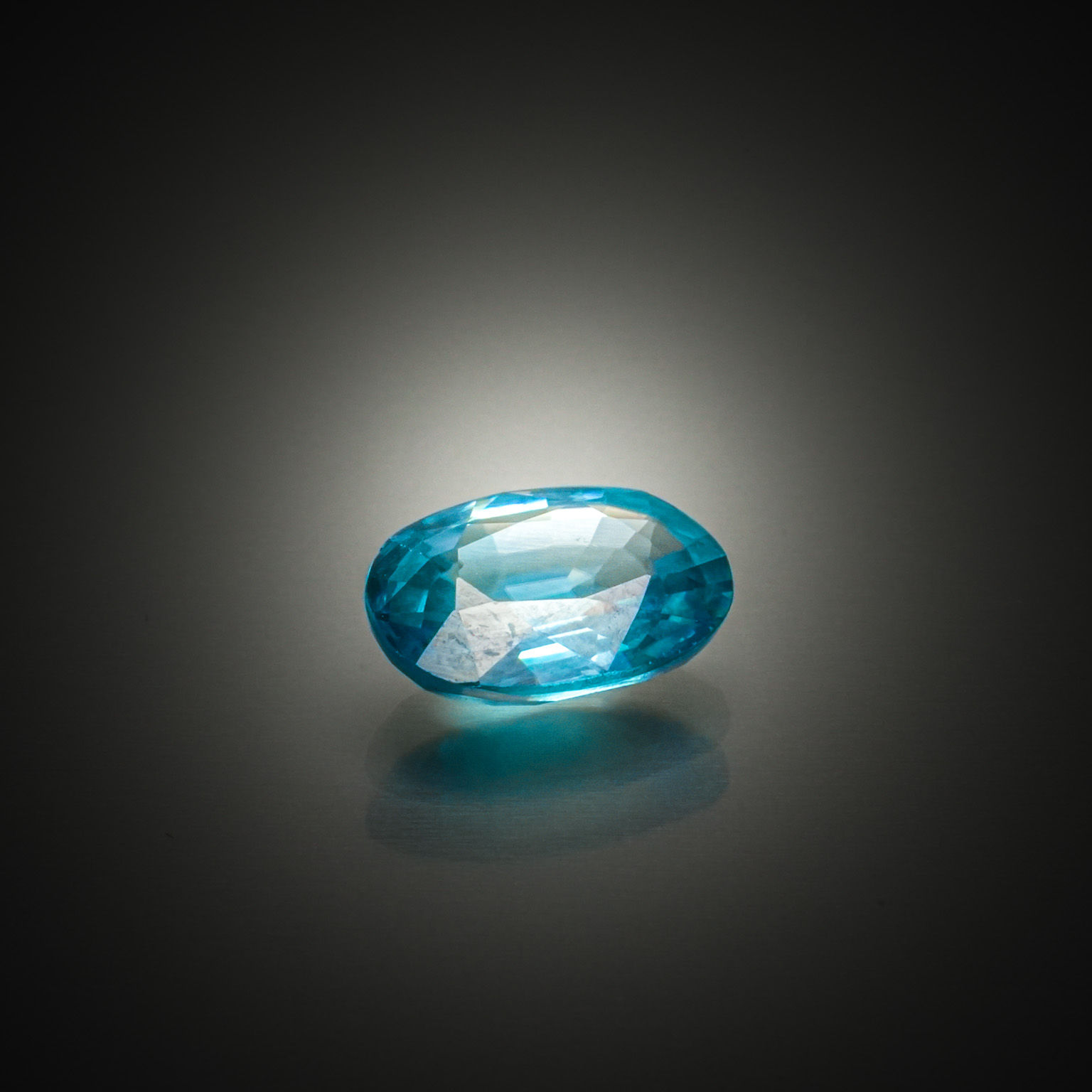Zircon bleu ovale sur papier. - Lazuli