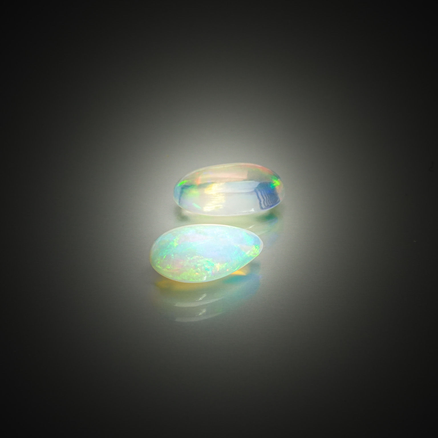 Lot de deux opales poire et ovale cabochons sur papier. - Lazuli