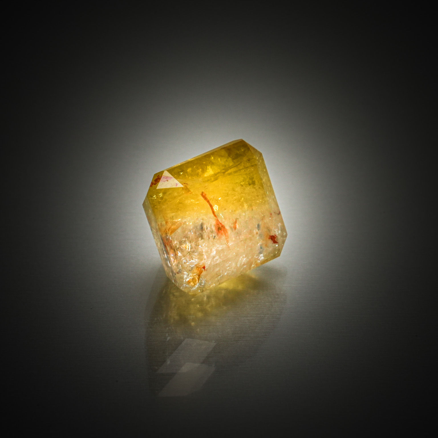 Tourmaline bicolore rectangulaire à pans coupés sur papier. - Lazuli