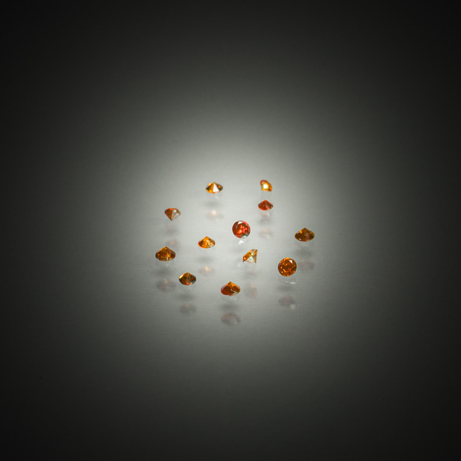 Lot de diamants caramels ronds sur papier. - Lazuli