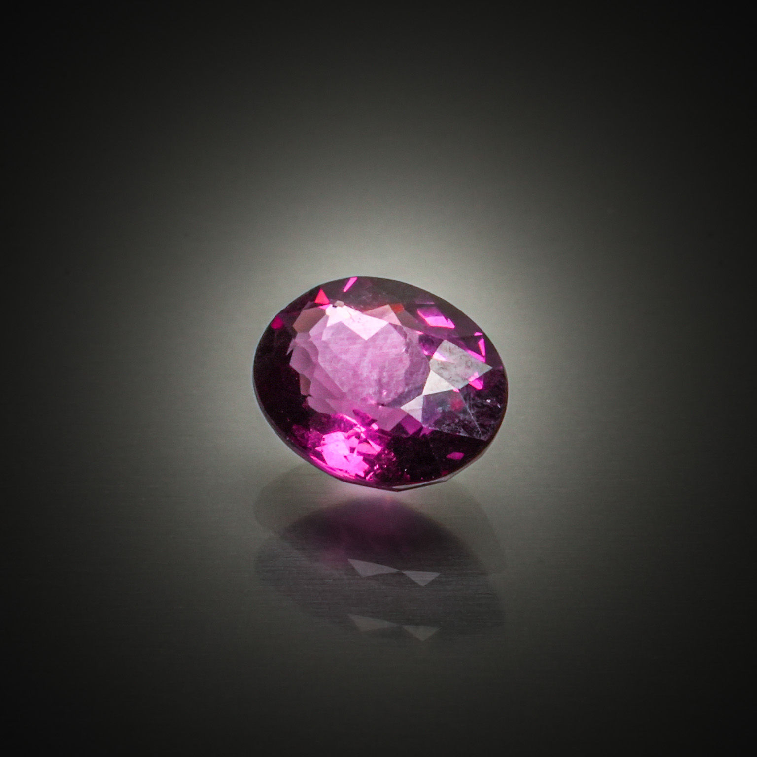 Grenat violet rhodolite ovale sur papier. - Lazuli