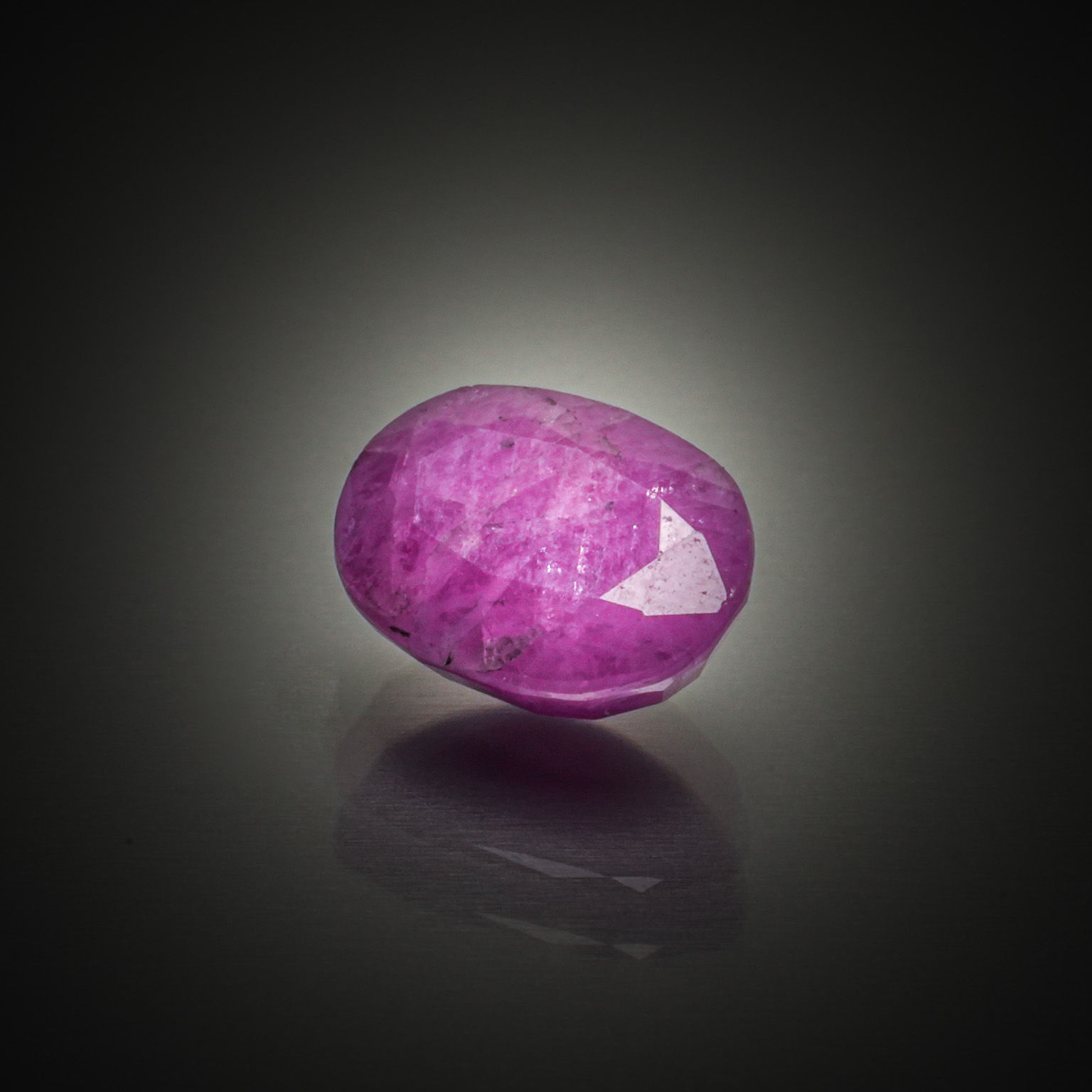 Rubis ovale sur papier. - Lazuli