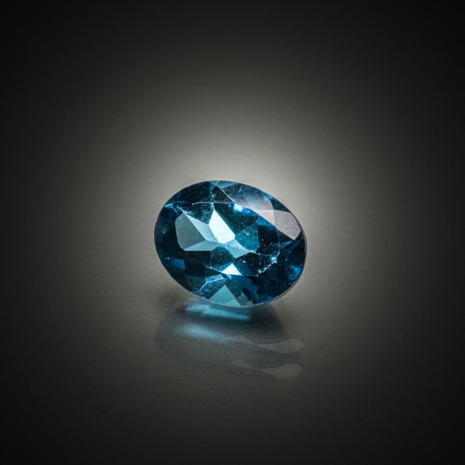 Rubis ovale sur papier. - Lazuli
