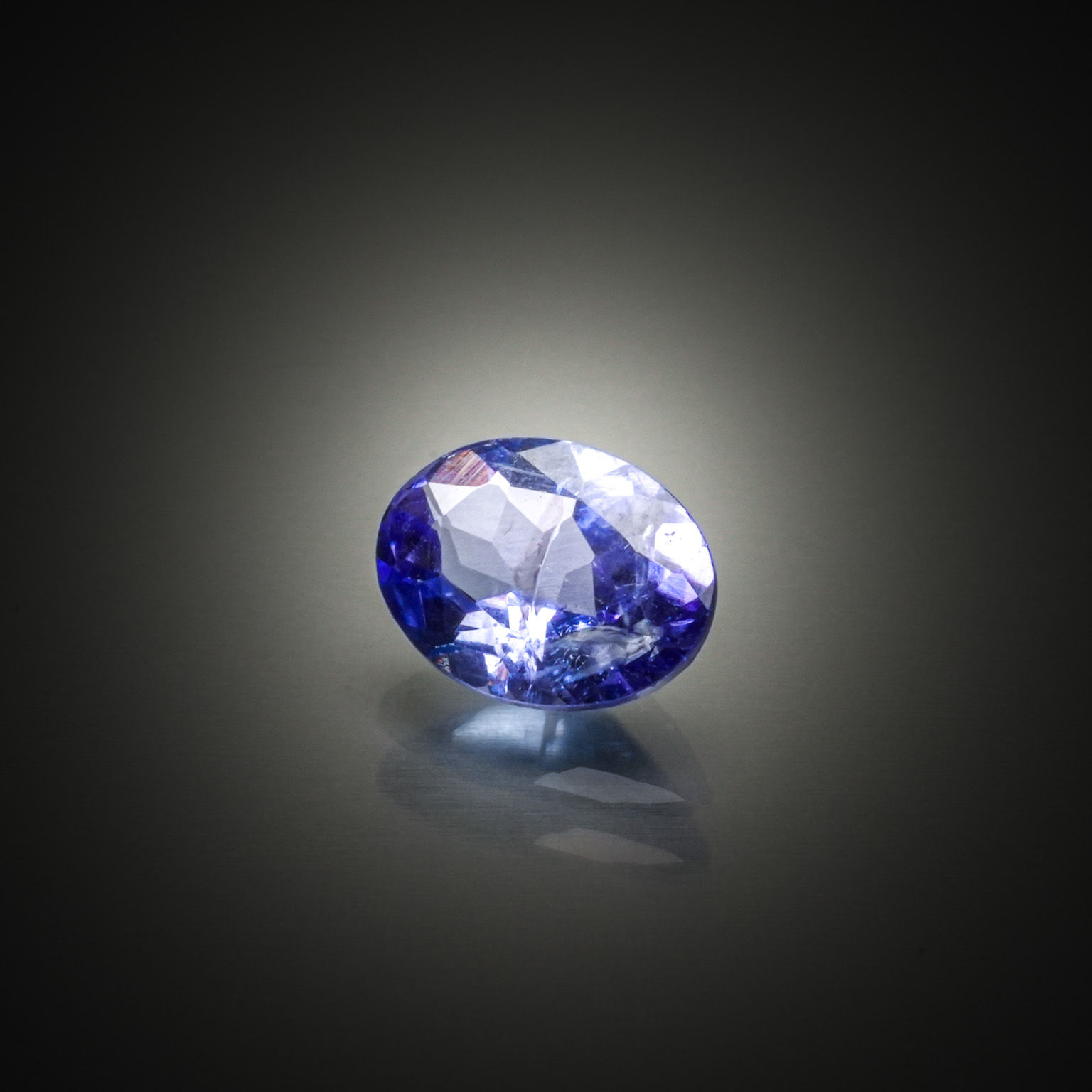 Grenat orange spessartite ovale sur papier. - Lazuli