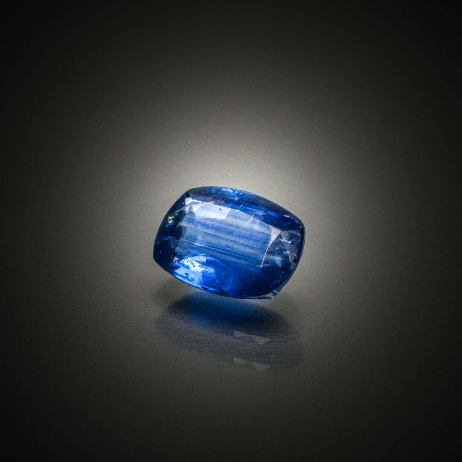 Tourmaline verte ovale sur papier. - Lazuli