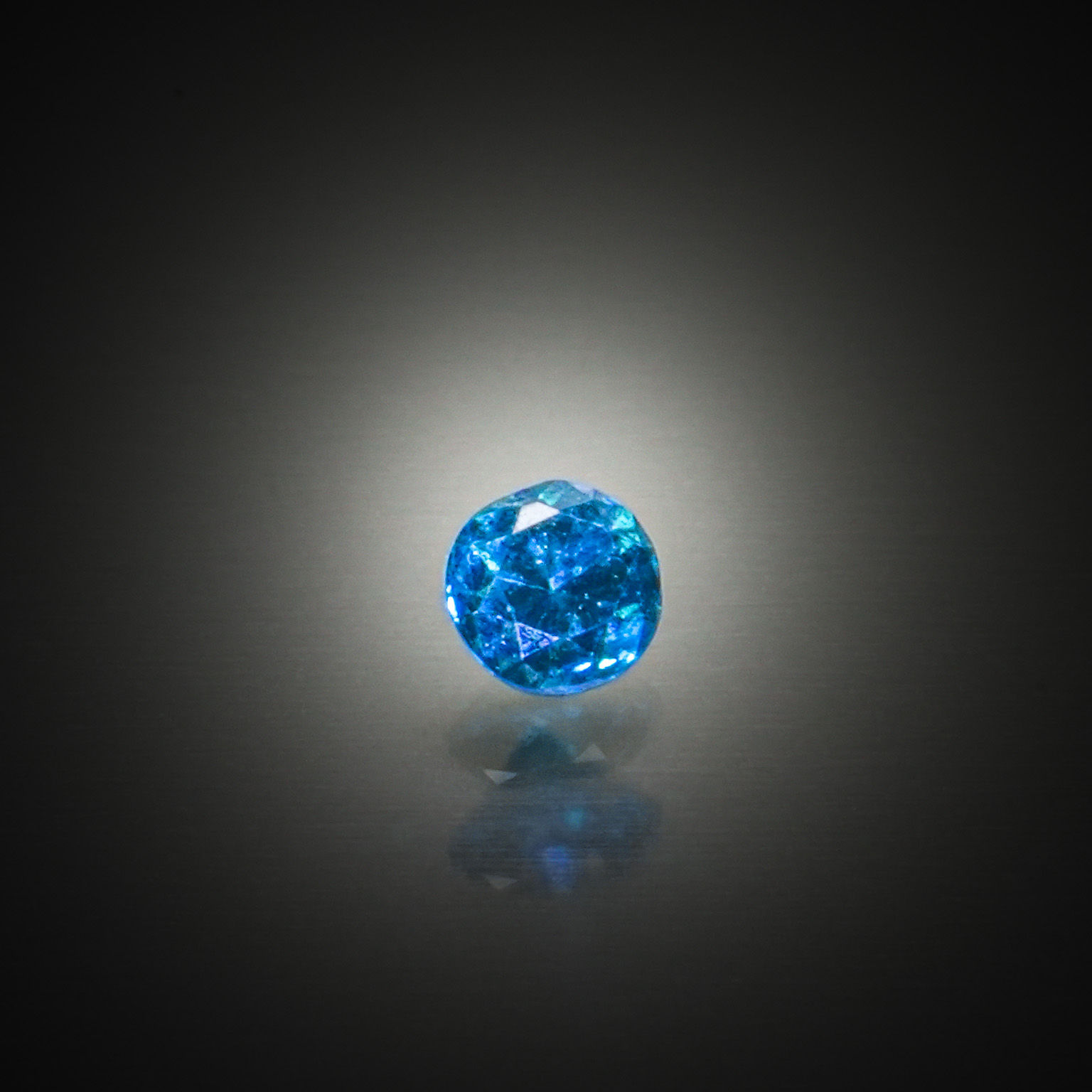 Améthyste poire facettée sur papier. - Lazuli