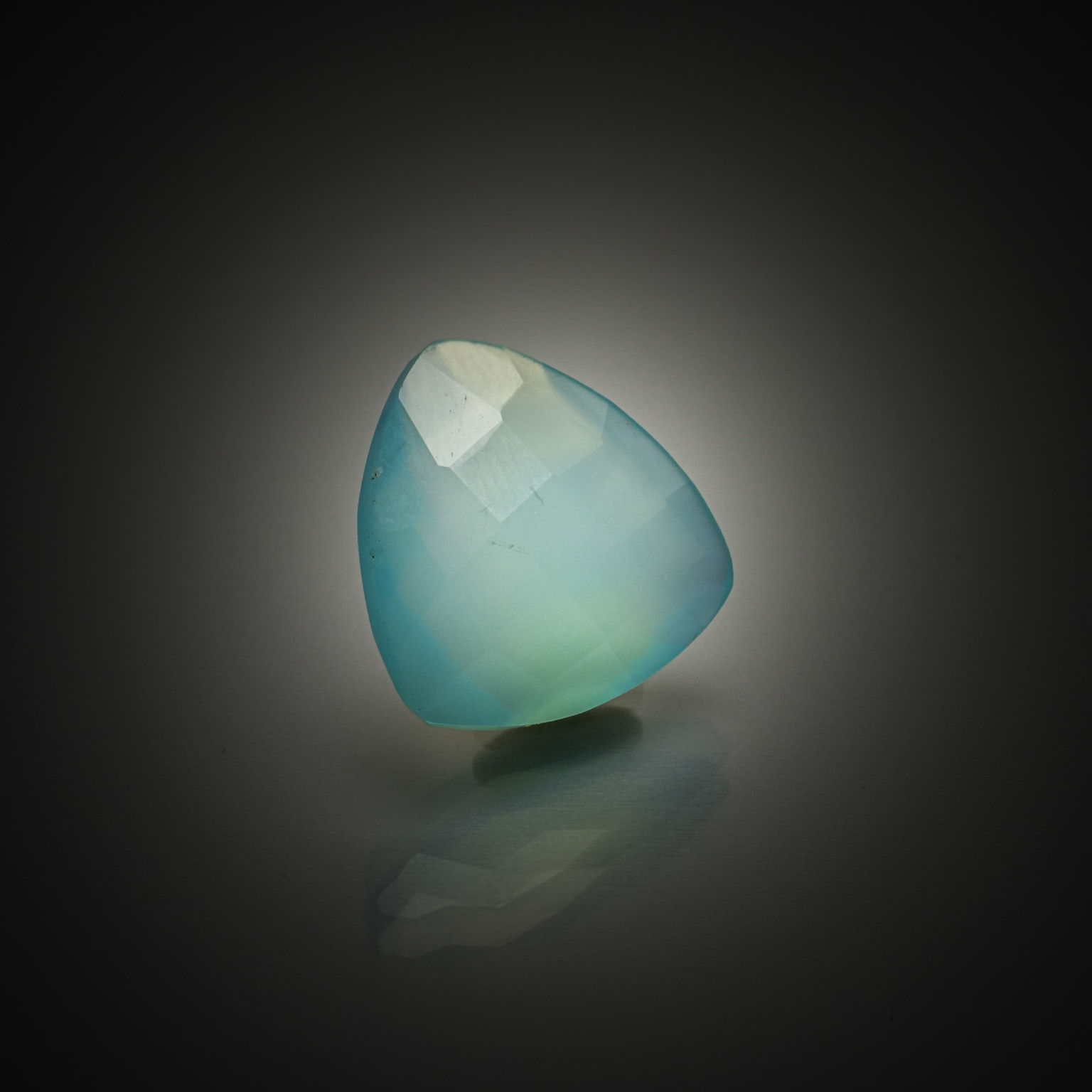 Prehnite ovale cabochon sur papier. - Lazuli