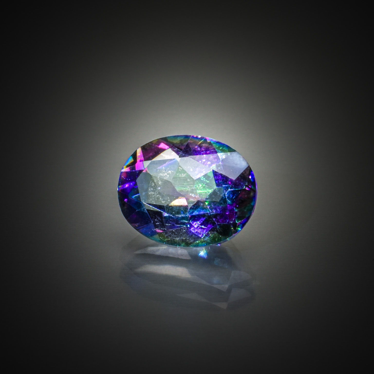 Grenat violet rhodolite ovale sur papier. - Lazuli