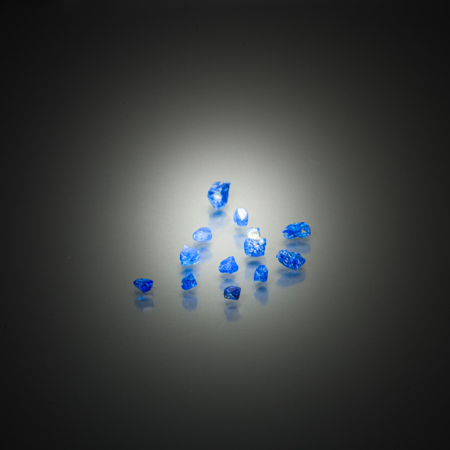 Lot de spinelles bleus cobalt bruts sur papier. - Lazuli
