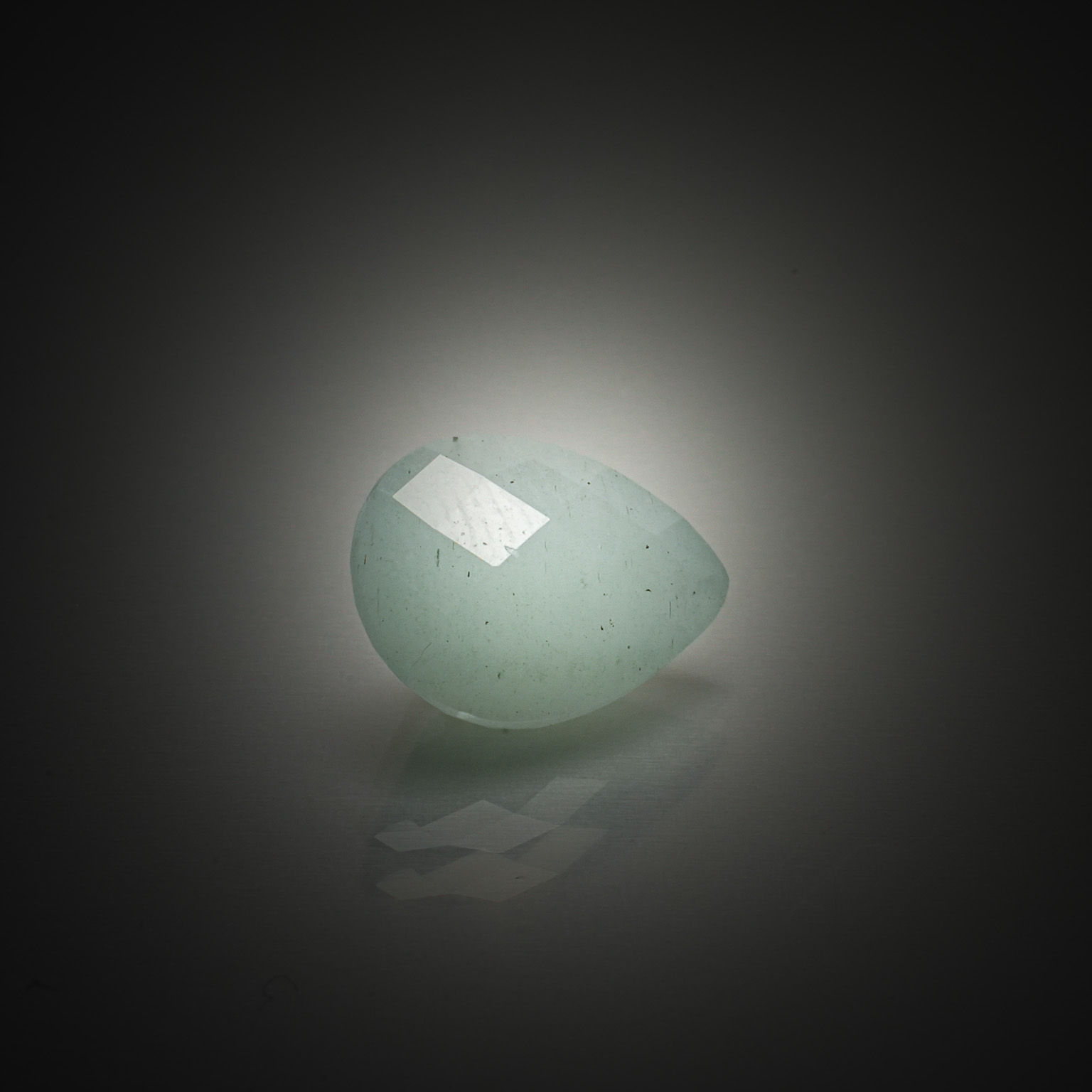 Tanzanite poire sur papier. - Lazuli
