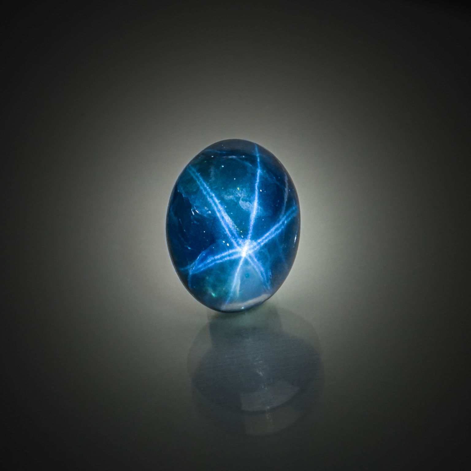 Saphir étoilé ovale cabochon sur papier. - Lazuli