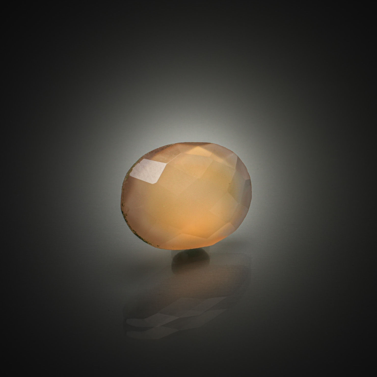 Quartz rutilé dit « cheveux de Vénus » cabochon poire sur papier. - Lazuli