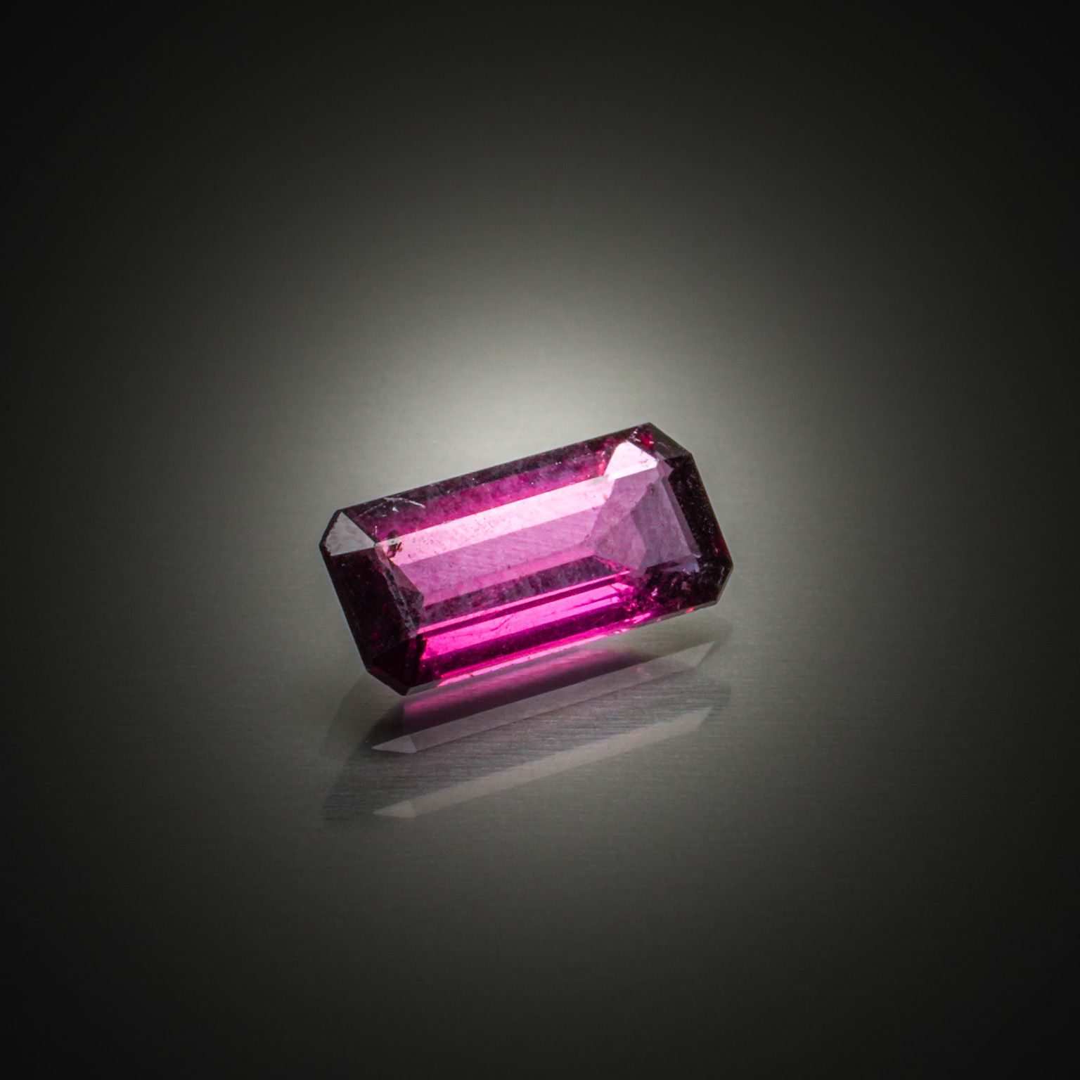 Fluorite violette brute sur papier. - Lazuli