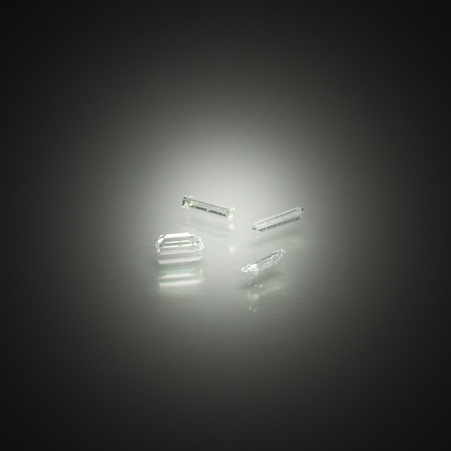 Lot de quatre diamants baguettes sur papier. - Lazuli