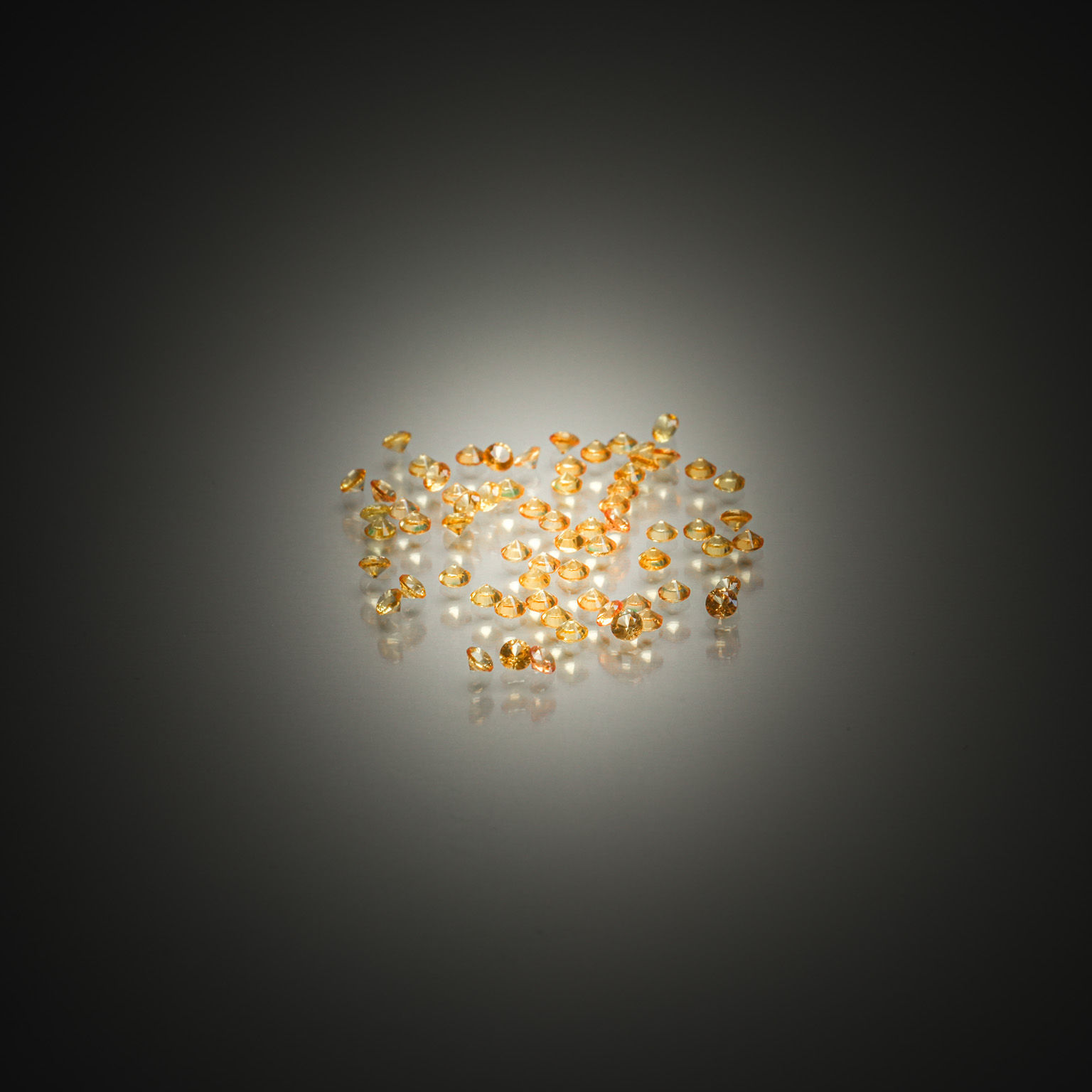 Péridot ovale sur papier. - Lazuli