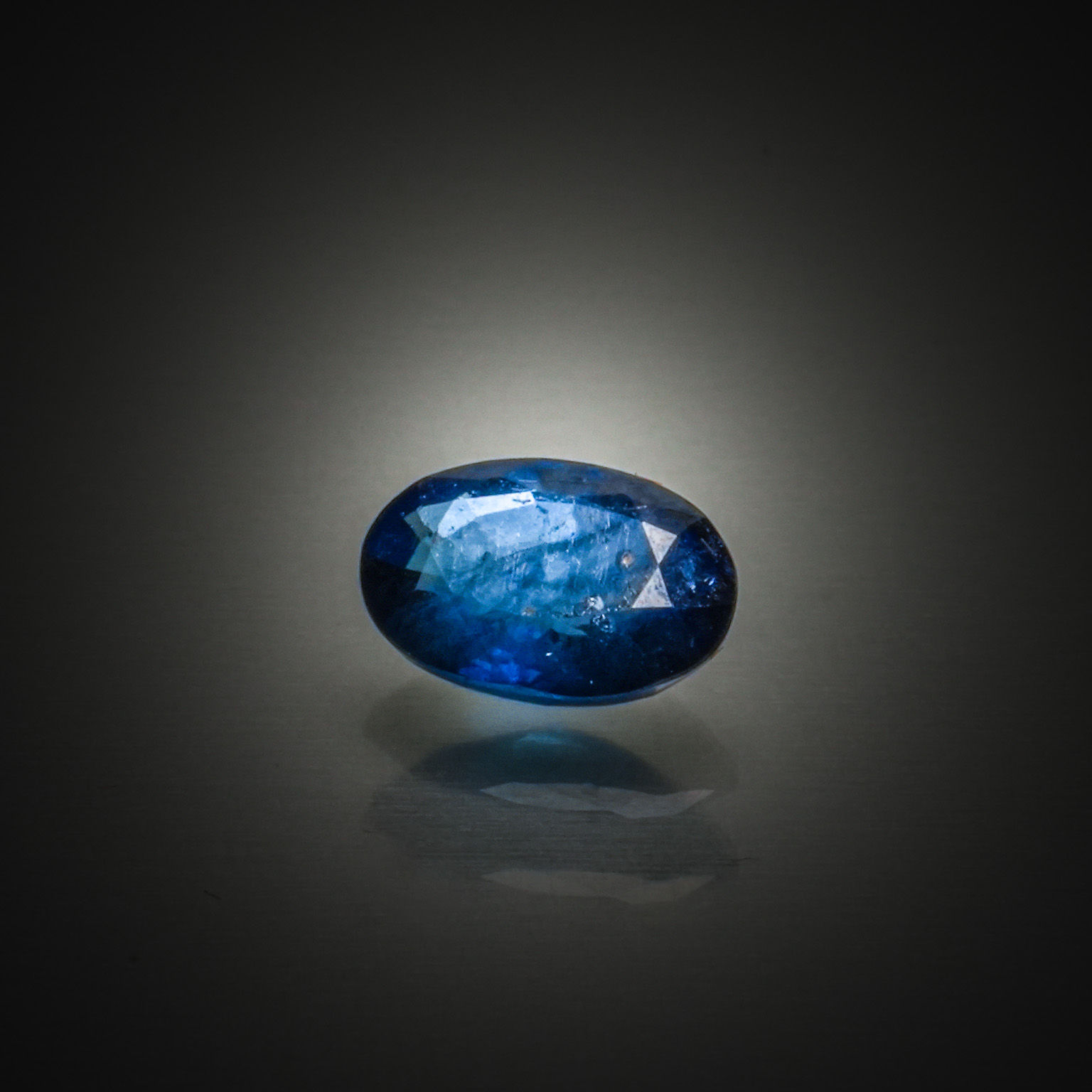 Rubis ovale sur papier. - Lazuli