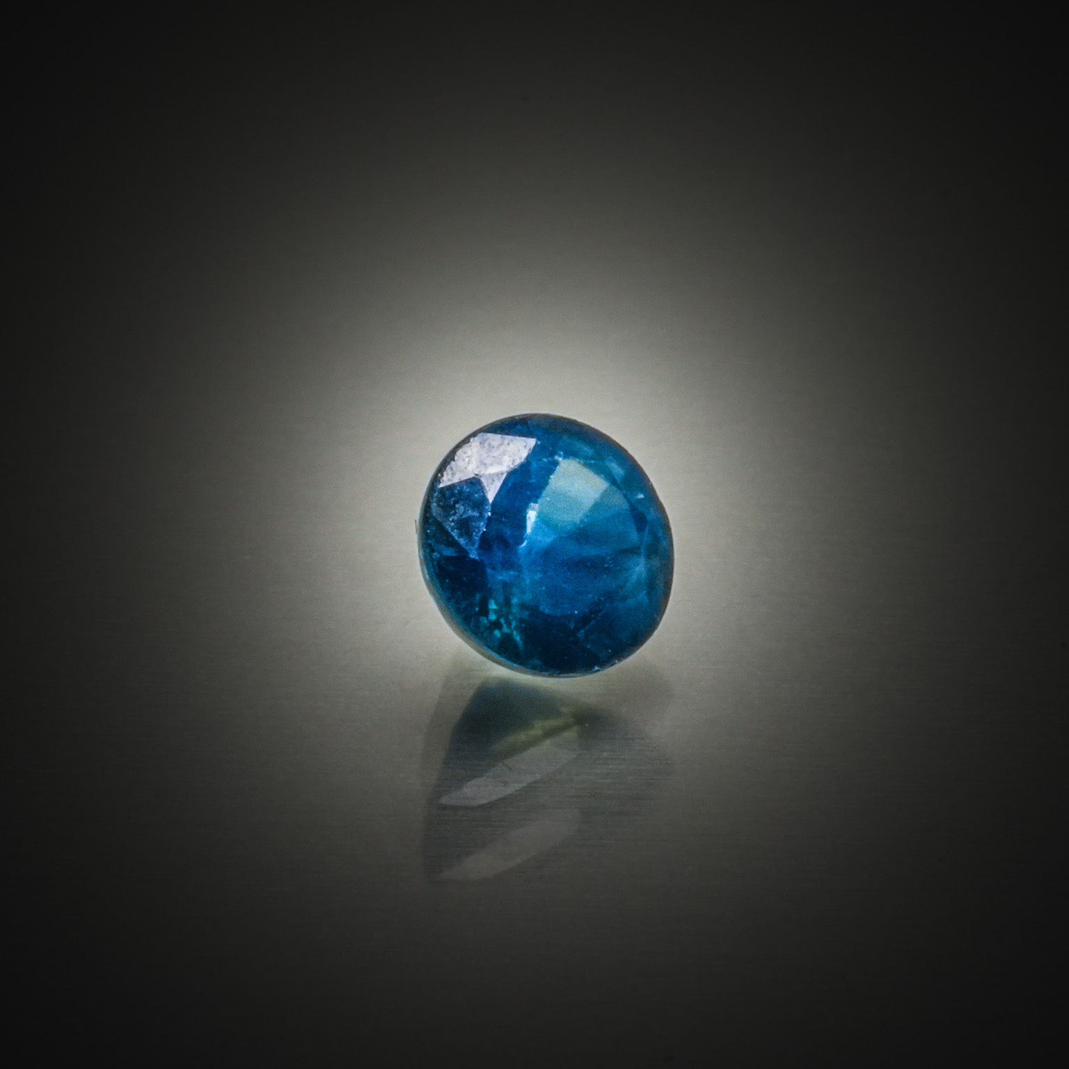 Lot de saphirs bleux/verts bruts sur papier. - Lazuli