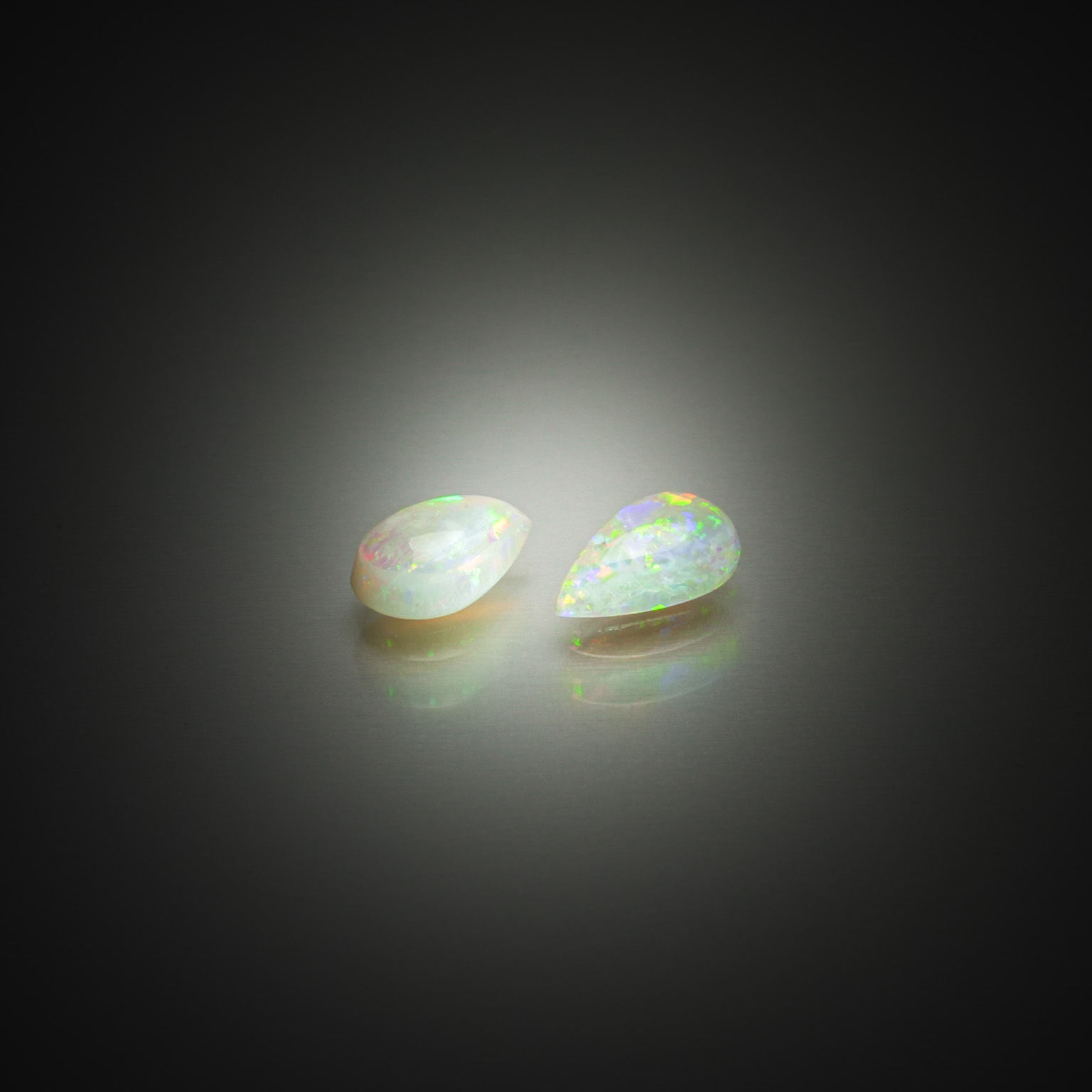 Grenat rose/violet rhodolite coussin sur papier. - Lazuli